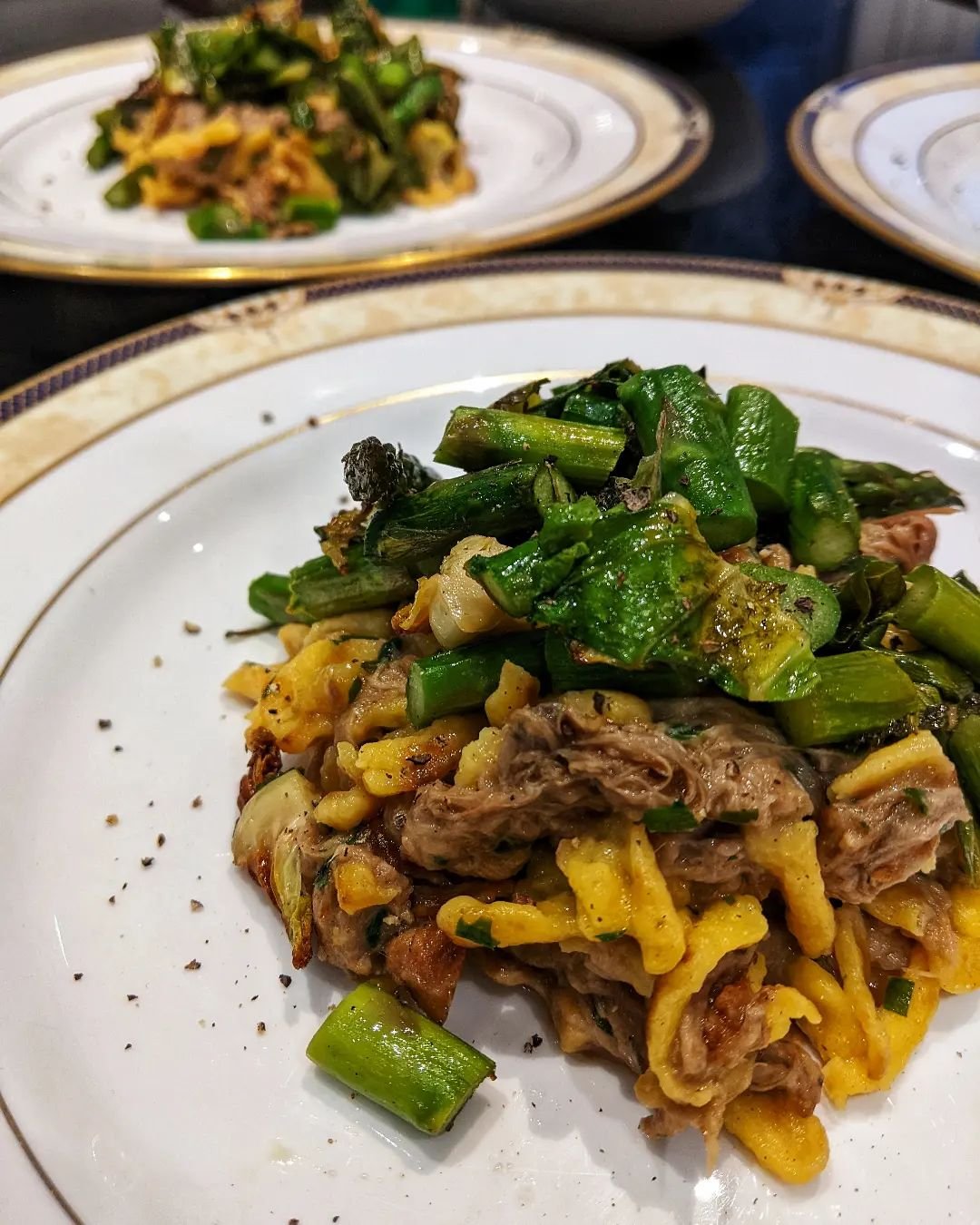 Braised lamb sp&auml;tzle with asparagus and spring greens 🧡 the perfect combination of hearty, full flavoured food for this temperamental weather with lovely fresh accents of seasonal vegetables! 🥬🍴