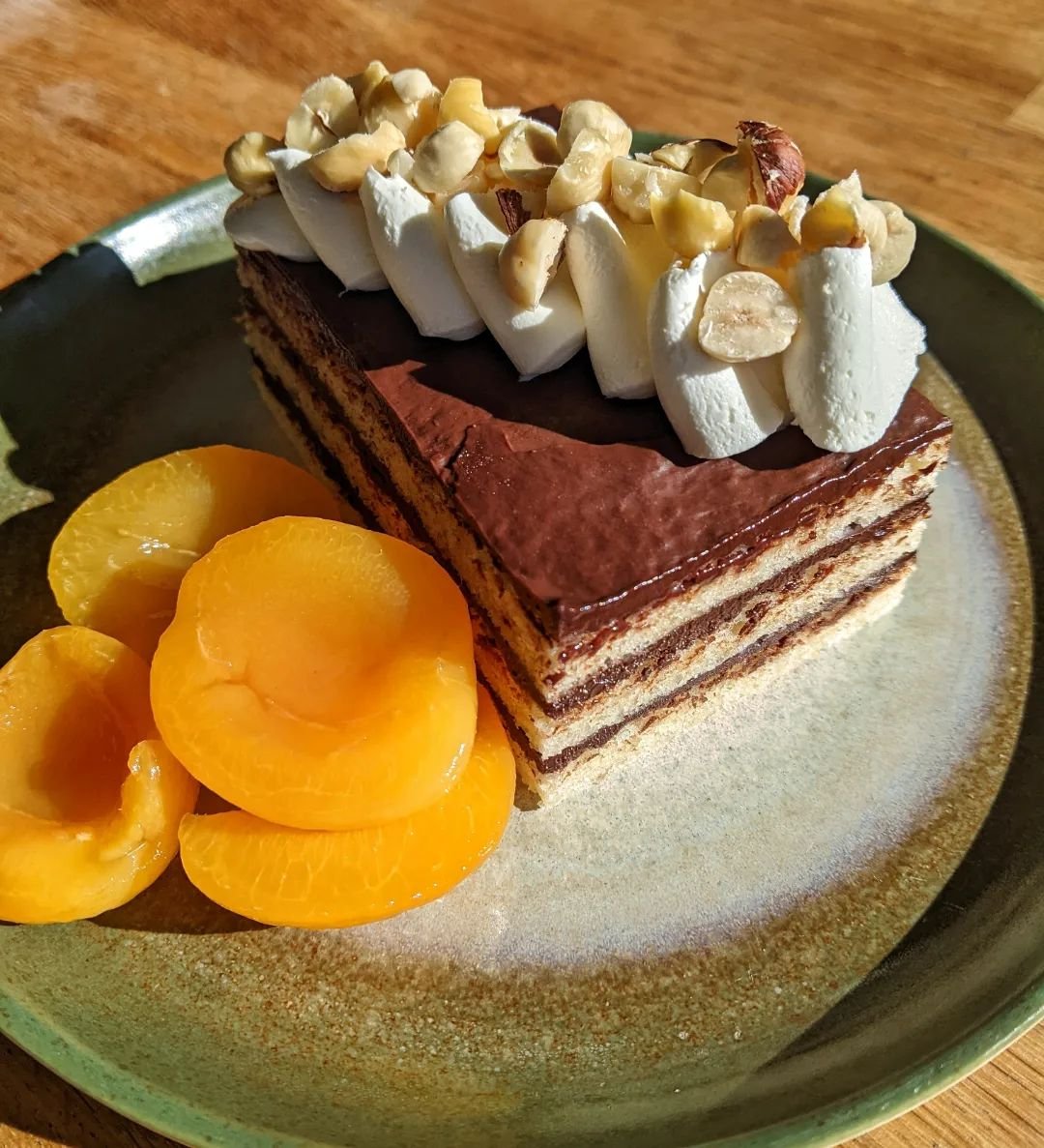 Maybe Summer really has arrived?! ☀️ hazelnut and dark chocolate layered cake, with mascarpone and preserved apricots 🧡