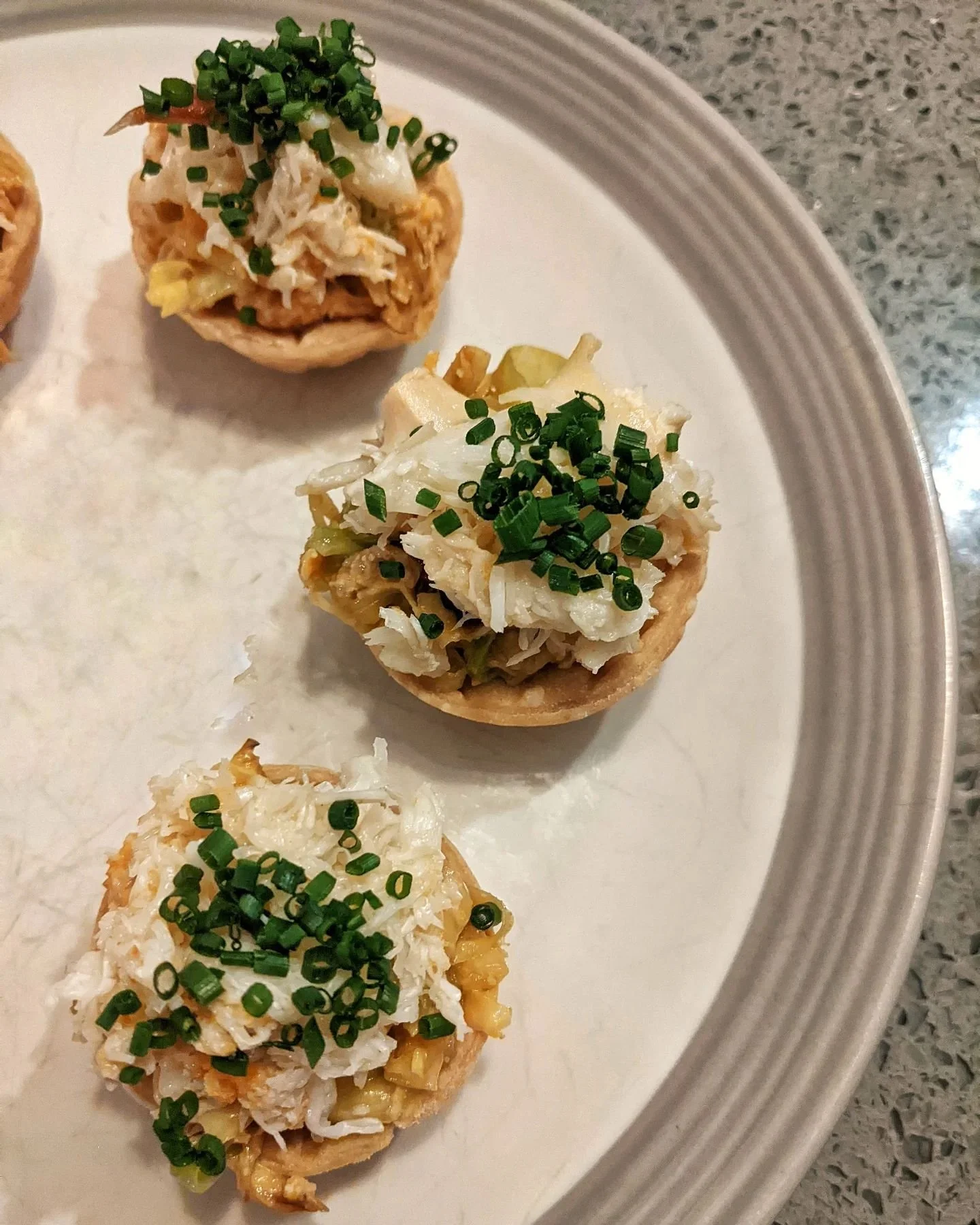 Crab tartlets 🦀 grilled hispi cabbage mixed with brown crab meat, white crab meat and chives, finished with lots of fresh lemony love 🍋🧡