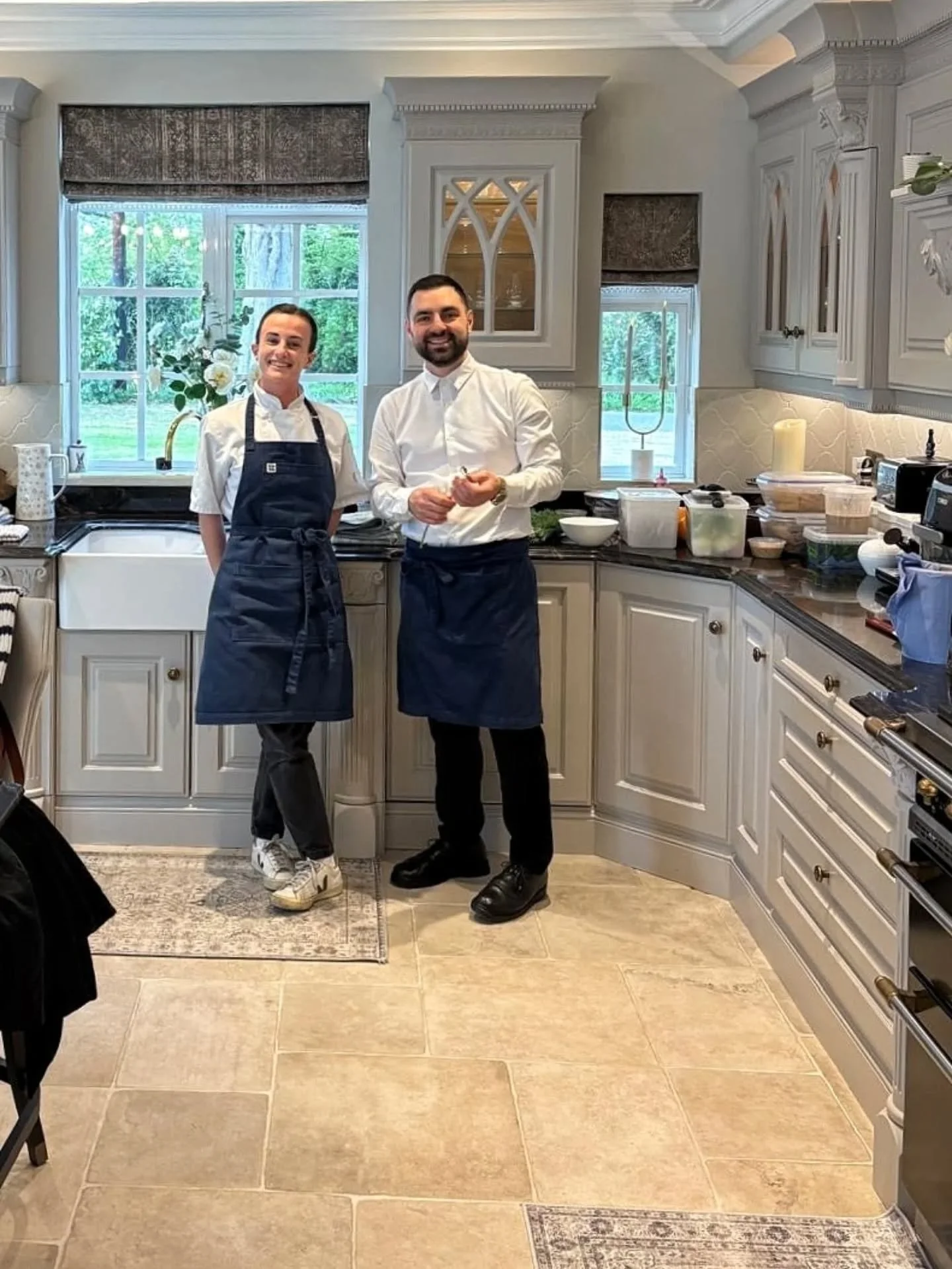 Behind the scenes 👀 what's it like to have a private chef in your home? 🏡 
Your nearest and dearest are on their way to your place, the menu's been decided, you've got your favourite playlist on 🎶 and we show up! 
We've arrived an hour ahead of yo