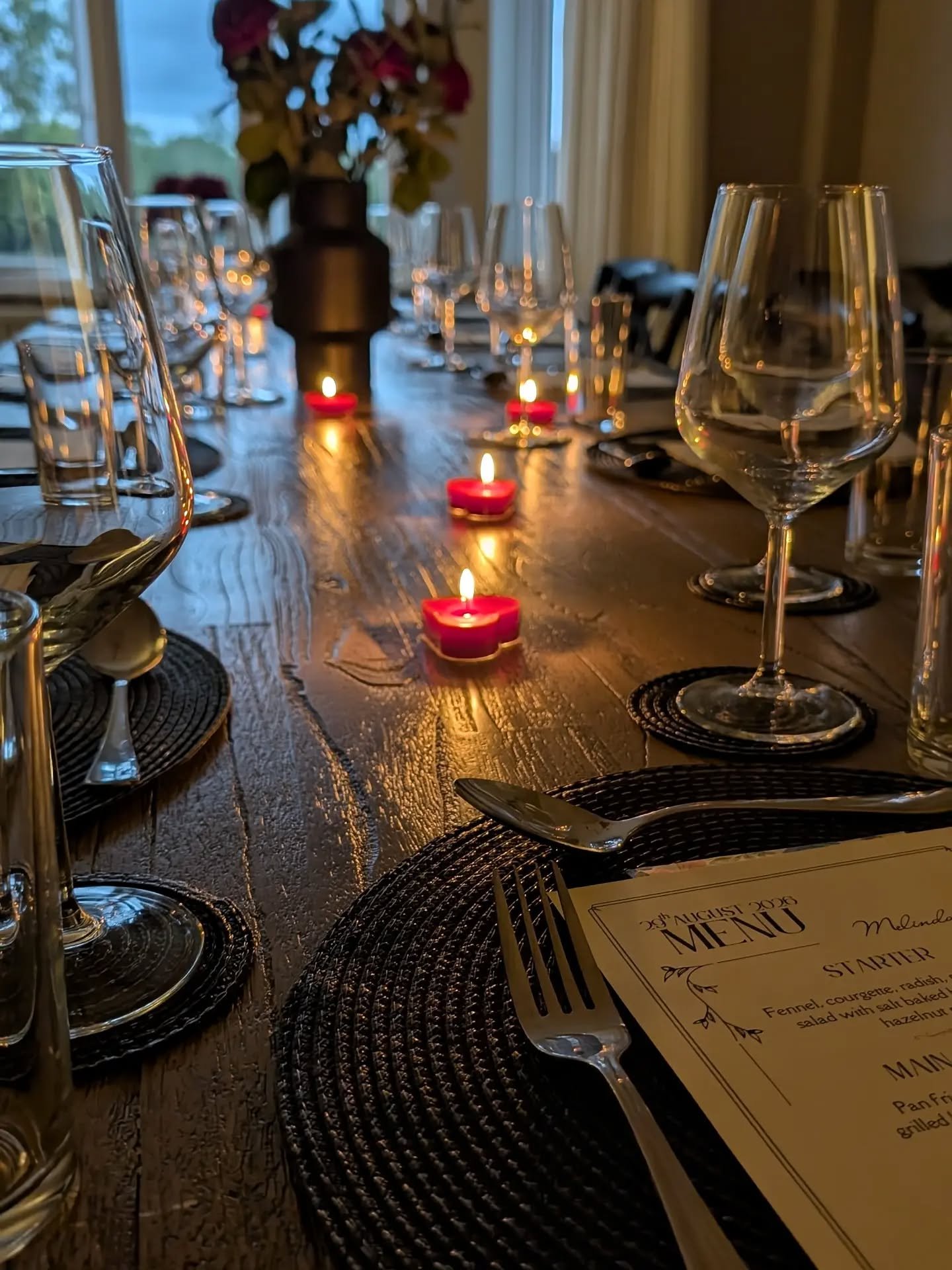 A little BTS action 👀 mid service shots from our last few private dining events at the beautiful @merrylakesbrentwood 🌳✨
Swipe to find out if I'm still able to spell 'anniversary' with chocolate during a busy service 😂🥂

#kitchenbehindthescenes #