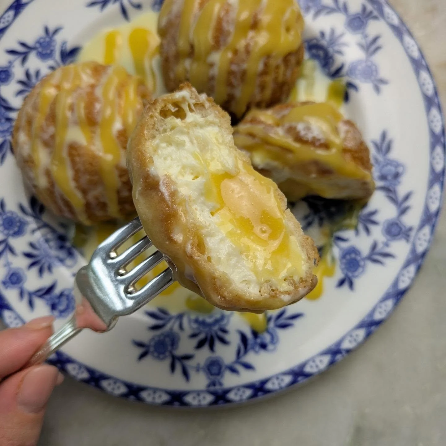 Choux buns + white chocolate mousse + passion fruit curd (inside and outside) = a really good time 🎉💃

So far the most popular dessert ordered this season, from my Autumn Private Dining sample menu 🍂

#dessert #privatechef #tropicalfruit #holidayv