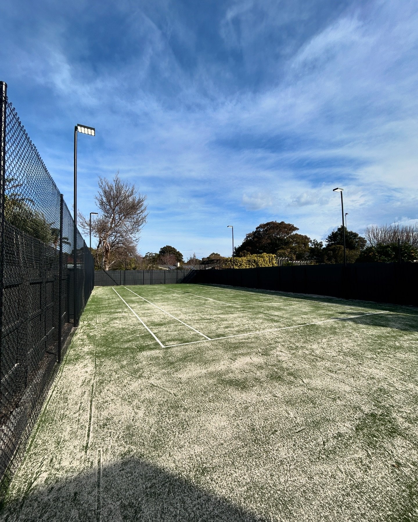 Tennis court refurbishment in Sandringham.

New 400W LED lights installed. The guys at @endlessturf did an incredible job transforming this space! 👏🏻