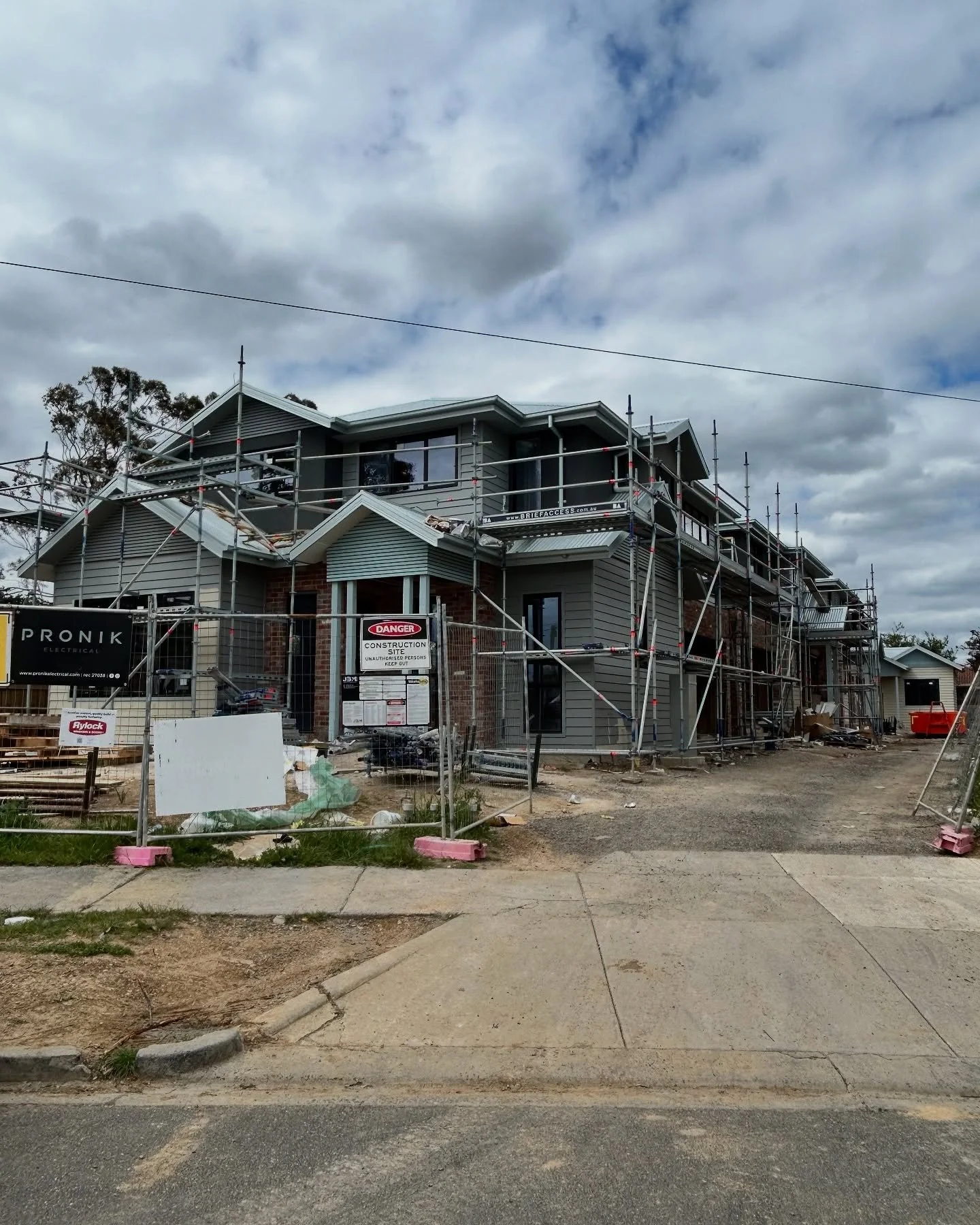 Undergrounds for a 4-townhouse build in Rosanna with @jbmgroup &mdash; complete with group metering, mains &amp; earthing system.

Bring back summer! 😎