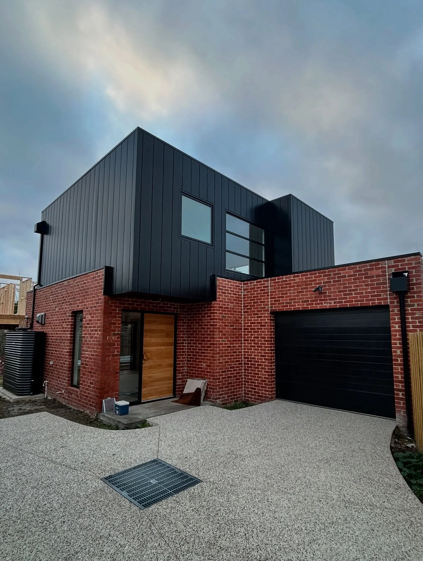 We delivered a full electrical fit-out for this brand new townhouse build, located behind an existing front dwelling on a subdivided block.

Works included a new group meter setup to service both the existing home and the new build. We also collabora