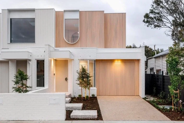 A ripper dual-occupancy build brought together by intentional architectural lighting 

Our role was delivering a full start-to-finish electrical package, with lighting designed to enhance space, flow and liveability - day and night.

From curved wall