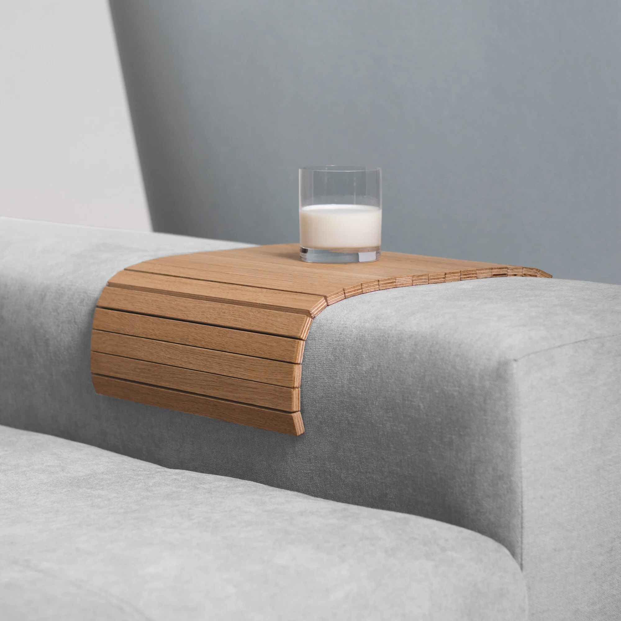 Flexible Sofa Tray: Stability and utility on any surface.