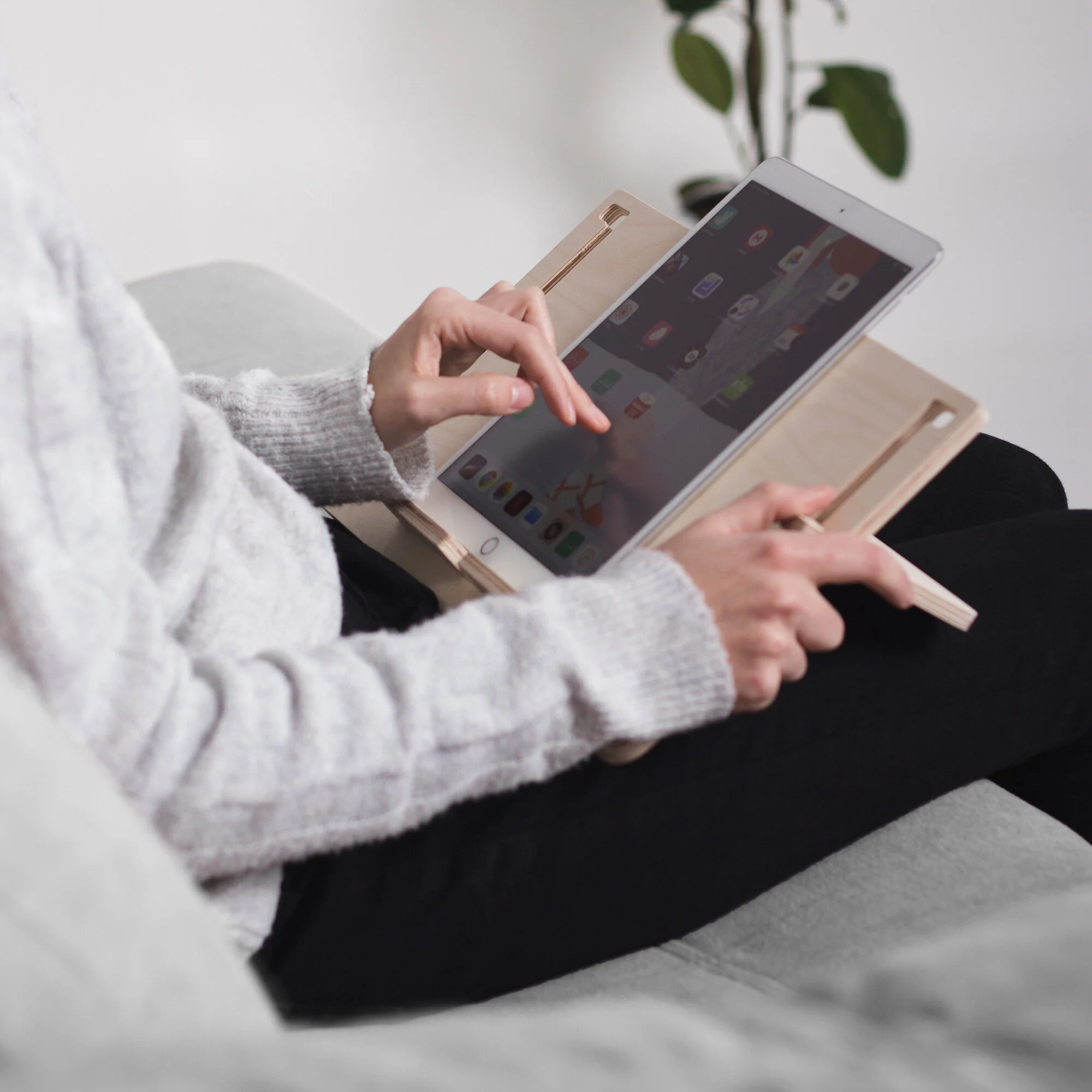 DETABLET: Suport versàtil per a tauletes i llibres, ajustable i estable.