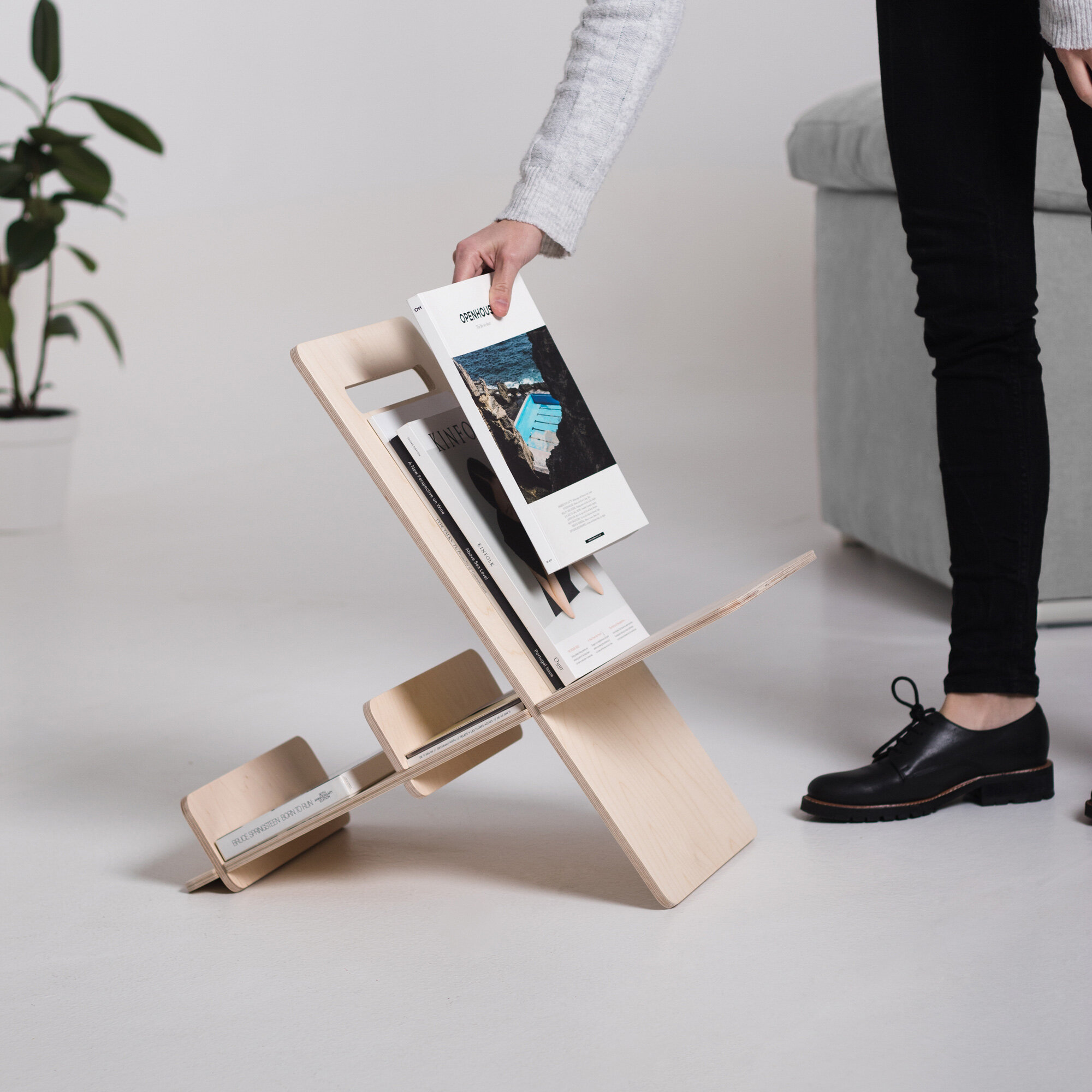 Versatile magazine rack with handle for books and magazines.