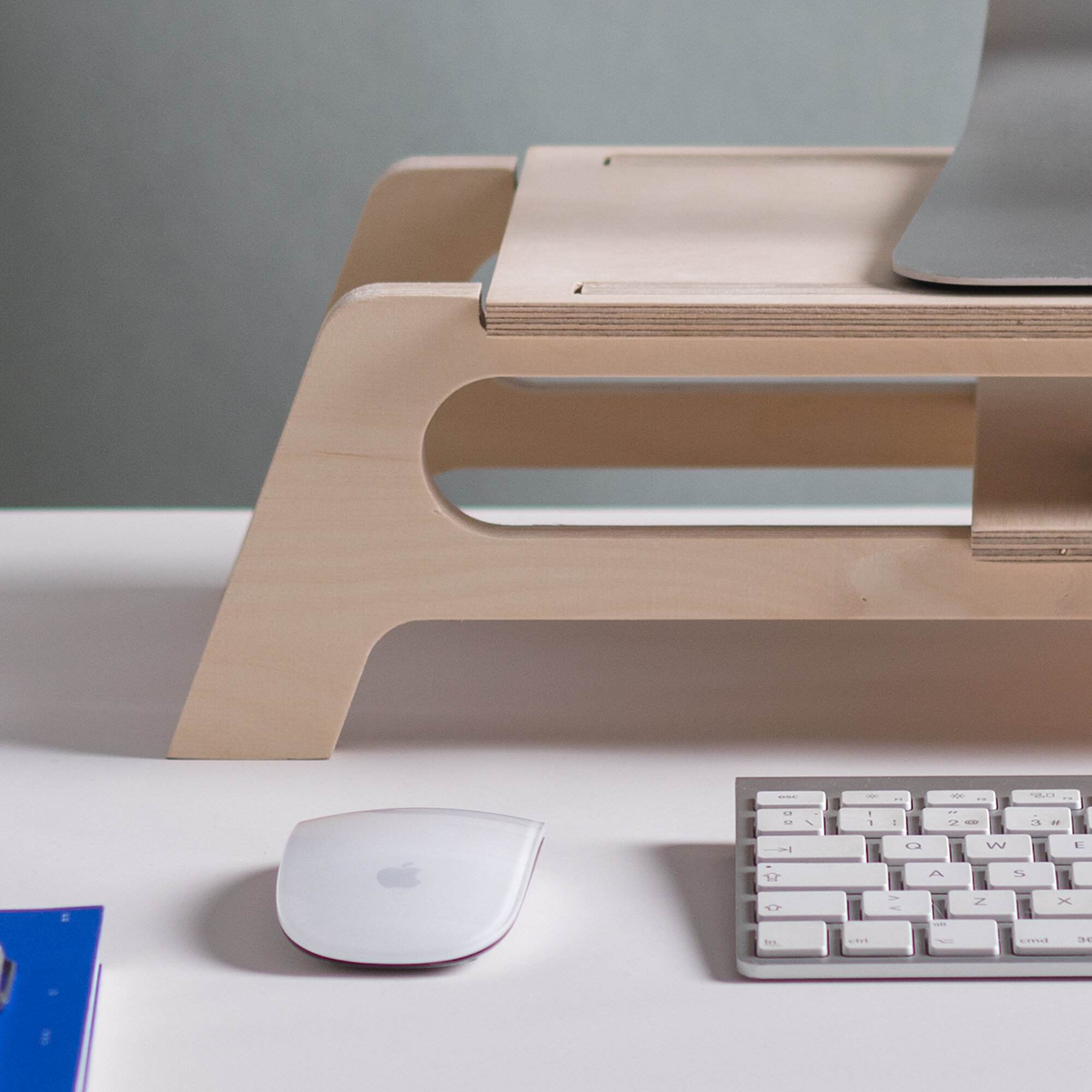 DEBRIDGE: Elevator support, stores keyboard and computer accessories.