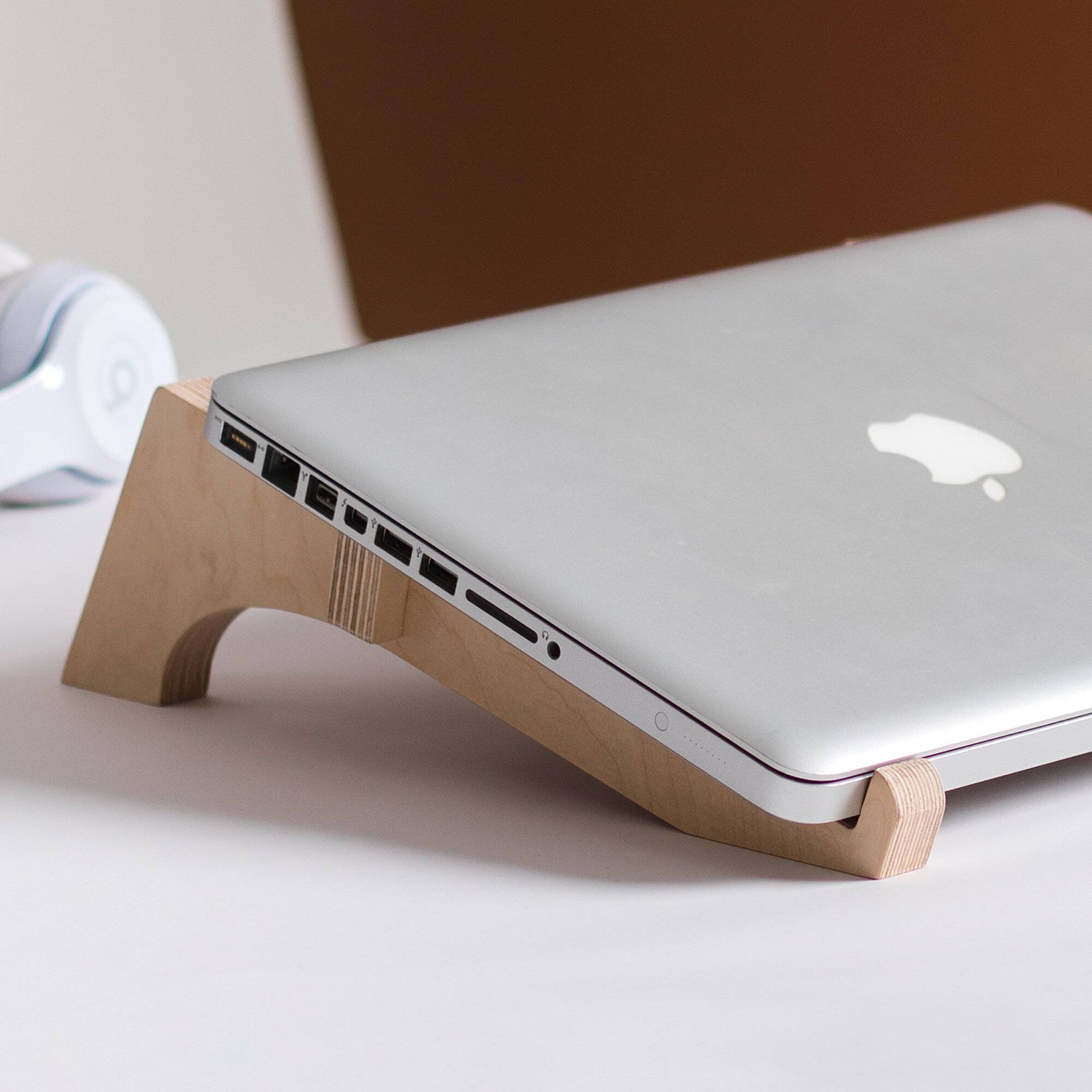 Detachable and lightweight laptop stand, promotes comfortable posture and ventilation