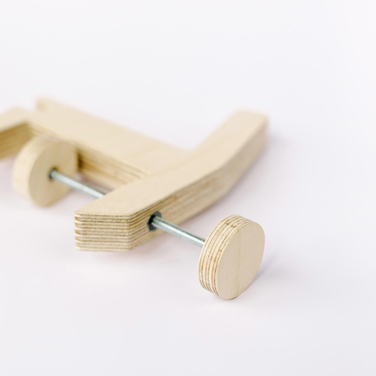 EL SERJANT: Mobile hanger for flat surfaces, versatile practical organization.