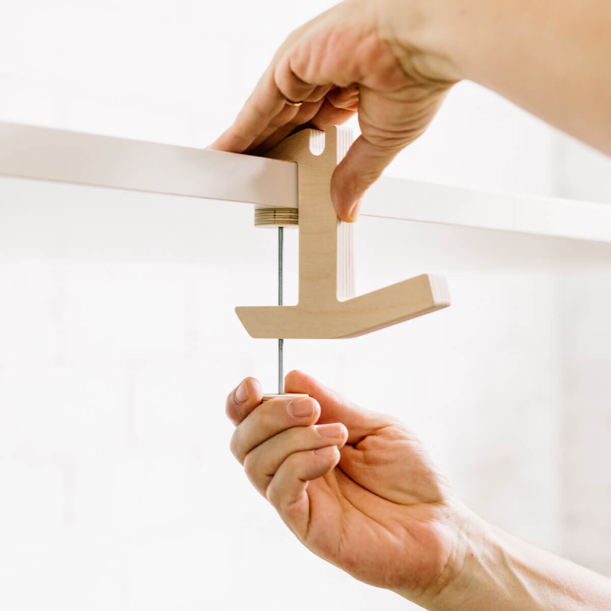 EL SERJANT: Mobile hanger for flat surfaces, versatile practical organization.