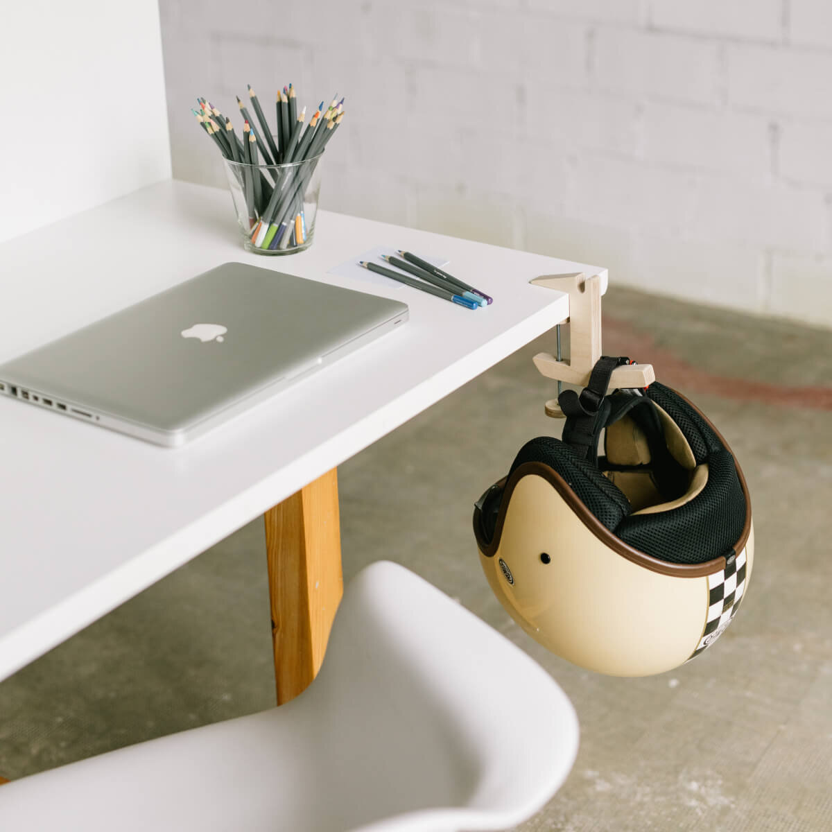 EL SERJANT: Mobile hanger for flat surfaces, versatile practical organization.