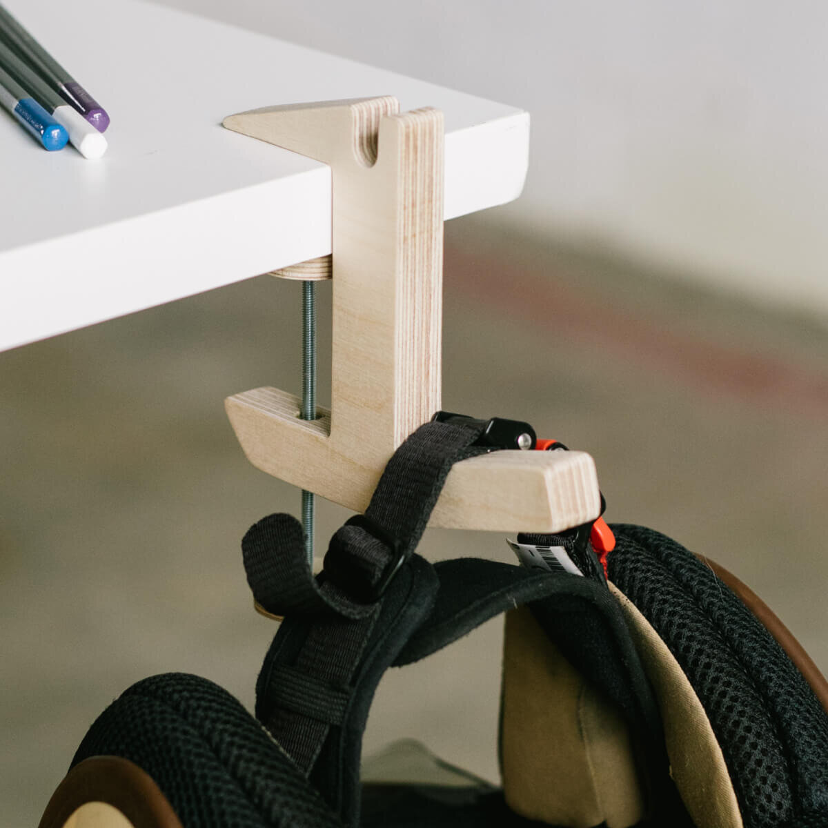 EL SERJANT: Mobile hanger for flat surfaces, versatile practical organization.