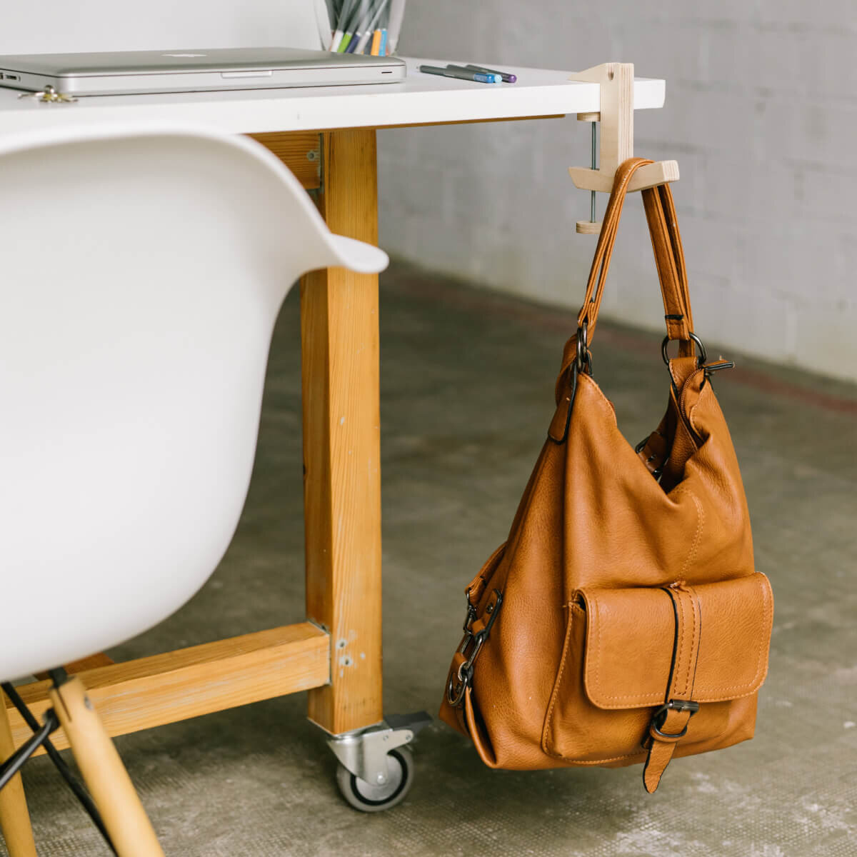 EL SERJANT: Mobile hanger for flat surfaces, versatile practical organization.