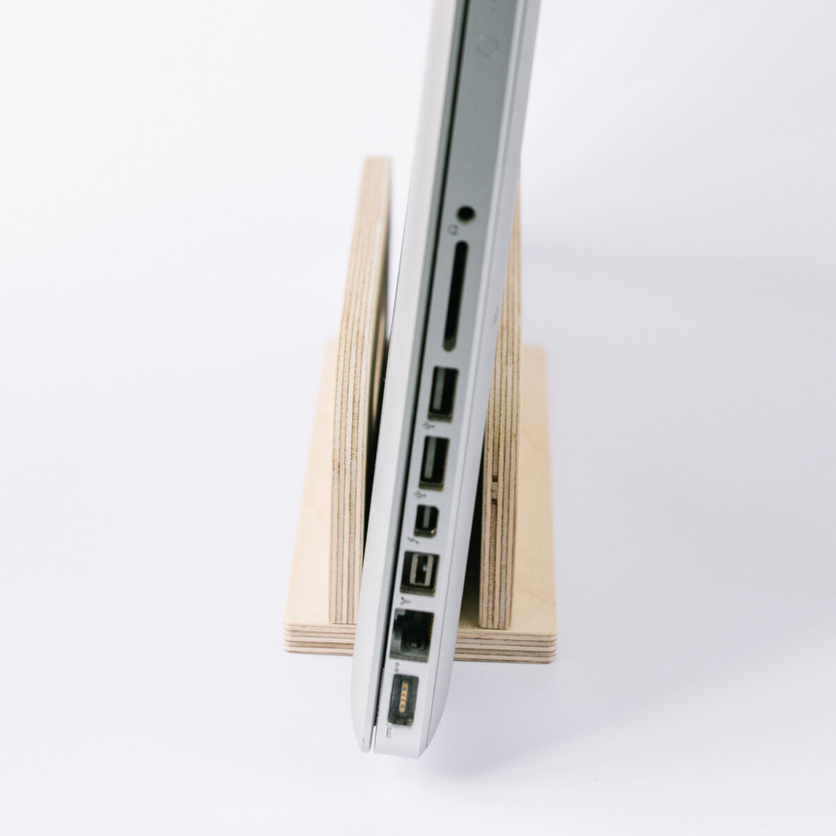 DEREST: Vertical laptop stand, charges while stored.