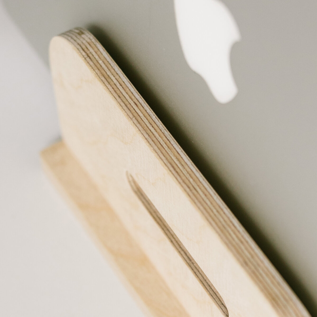 DEREST: Soporte vertical para portátiles, carga mientras está guardado.
