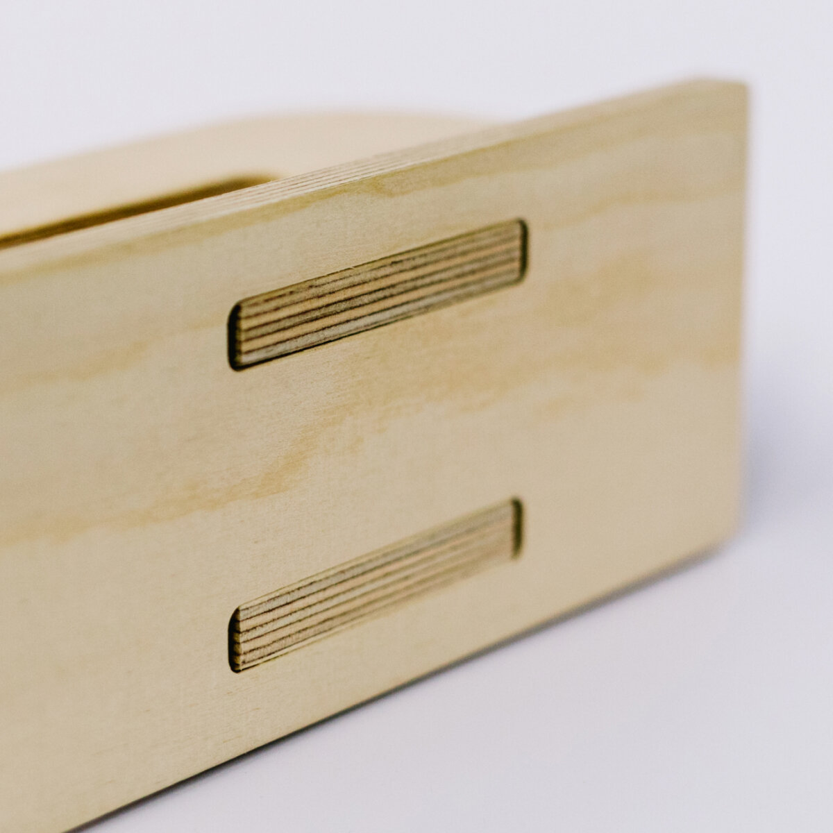 DEREST: Soporte vertical para portátiles, carga mientras está guardado.
