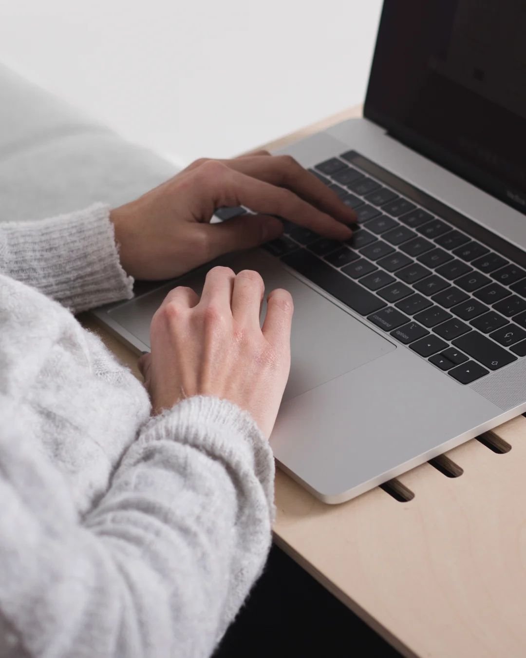 DELAPTOP, el suport ideal per al teu port&agrave;til quan vols treballar c&ograve;modament lluny d'una taula! Perfecte per utilitzar al sof&agrave;, al llit o a terra. 🌟

_
#Debosc #FetaGirona #FetACatalunya DELAPTOP #SuportPort&agrave;til #Ergonomi