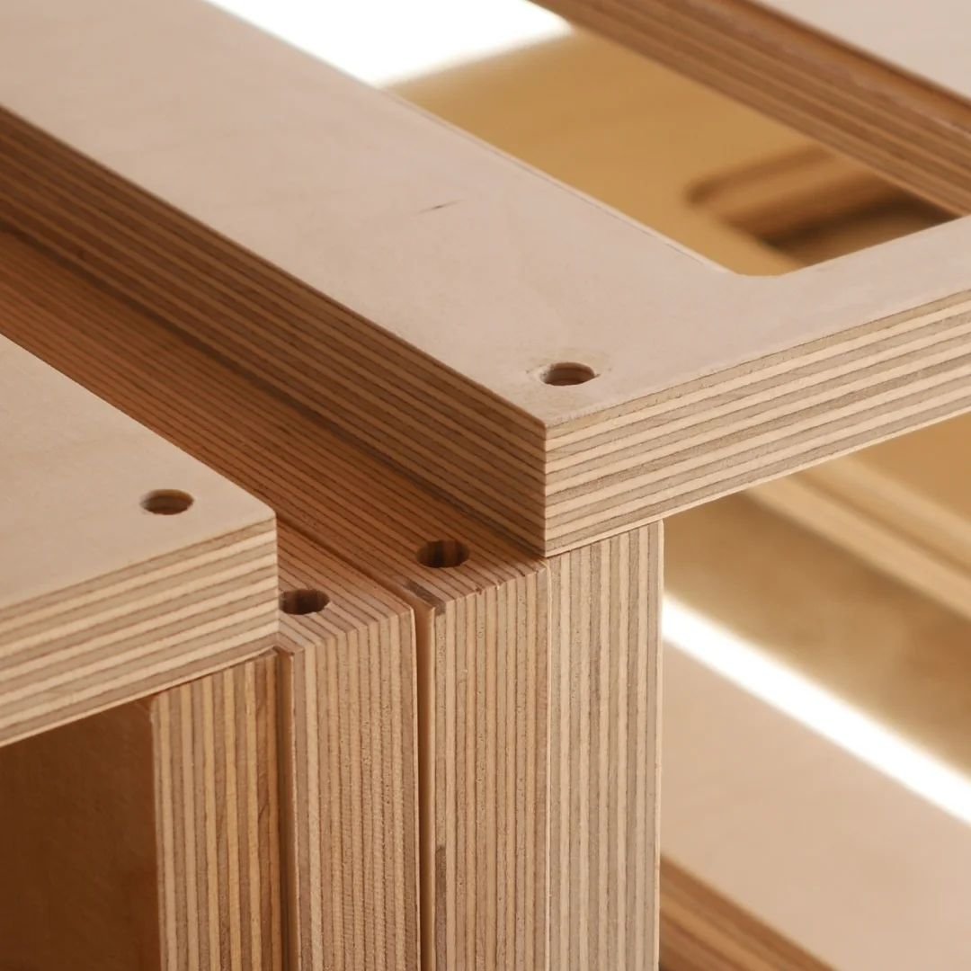 El celler 🔧 Disseny modular: Els pisos quadrats s'encaixen amb espigues de fusta, permetent ajustar l'aspecte al teu gust. Es poden apilar en qualsevol direcci&oacute;! 🏡 Versatilitat: Gira l'ampoller per crear espai d'emmagatzematge addicional a l