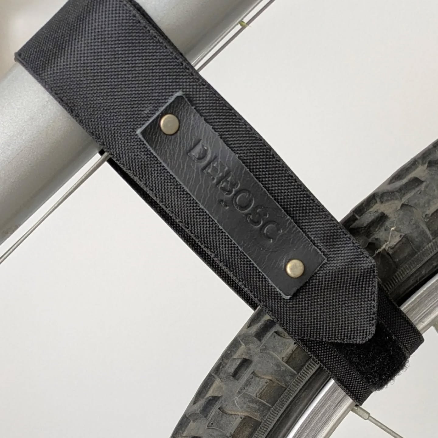 NOU PRODUCTE!! EL MALLOT &eacute;s una corretja que evita que la roda del davant de la bici giri i embruti la paret quan la teniu penjada en un suport de paret. Est&agrave; feta de tela impermeable amb tanca de velcro i fixa la roda al tub diagonal d