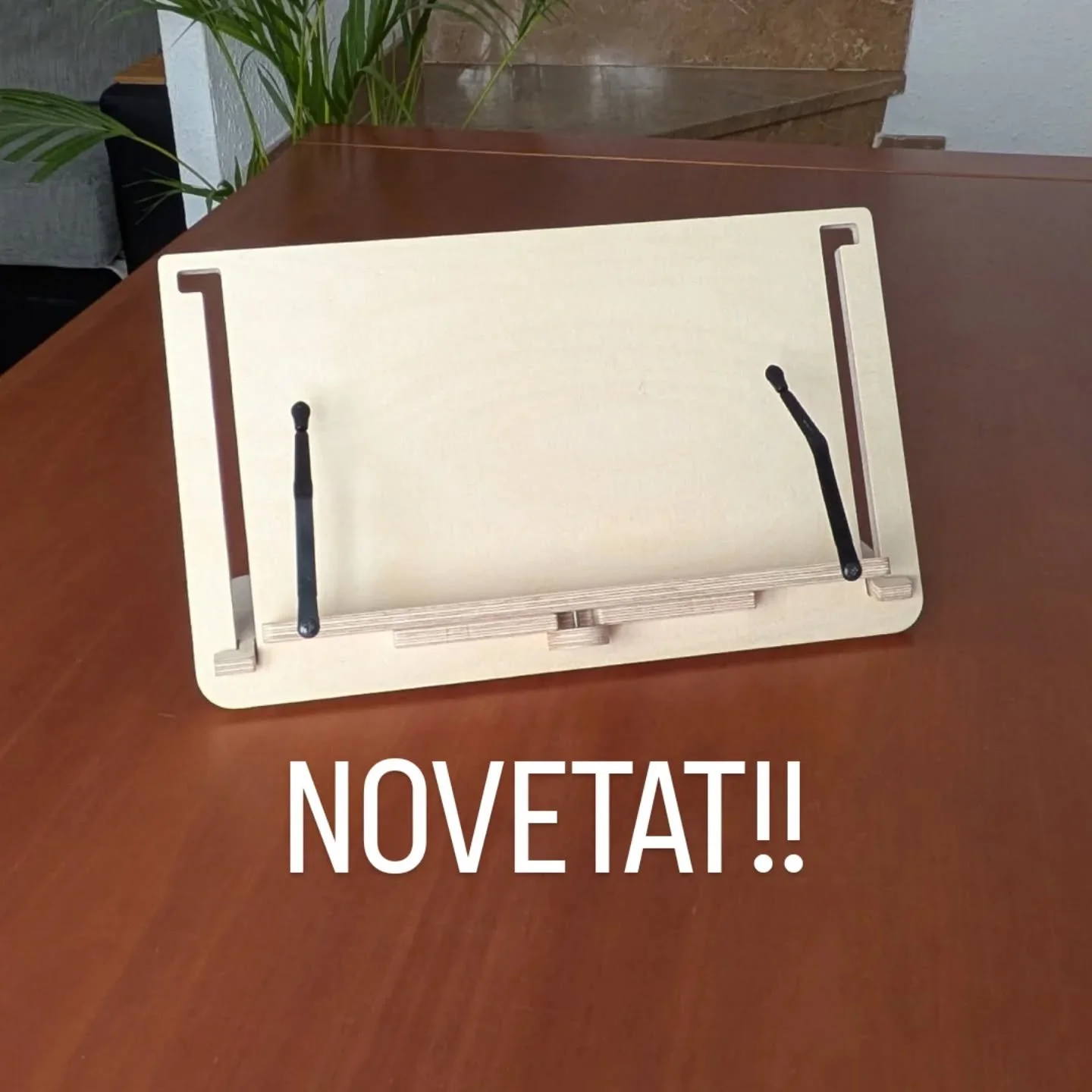 Tenim una novetat, hem agafat un detablet i l'hi hem afegit un accessori. Amb aix&ograve; hem creat EL LECTOR. 

EL LECTOR &eacute;s un faristol ideal per a llibres, e-books, tauletes o partitures. Podeu ajustar la inclinaci&oacute; del suport fins q