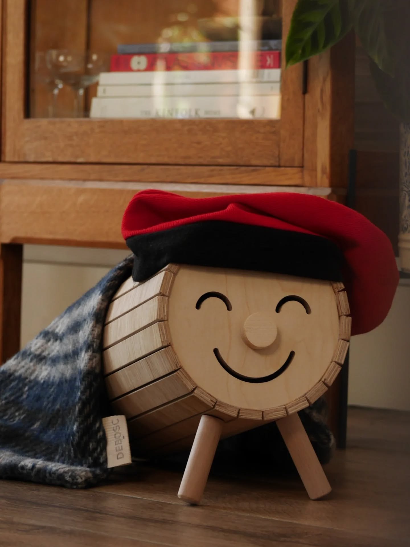 Ara que ja (gaireb&eacute;) hem pa&iuml;t els panellets, n'hi ha un parell que ja escalfen a la banqueta de can Debosc... 🎄😏

#Nadal #Christmas #Ti&oacute; #Ti&oacute;DeNadal #catalunya #catalonia #Tradici&oacute; #Tradition #Wood #Fusta #Madera #C