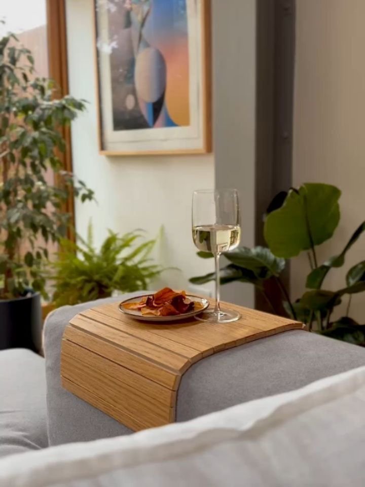 Ara que tenim for&ccedil;a gent nova per aqu&iacute;... sapigueu que el Ti&oacute; &eacute;s la nostra novetat, per&ograve; el producte Debosc original? El Detray, una safata que s'adapta al bra&ccedil; del sof&agrave; perqu&egrave; no us faci por de