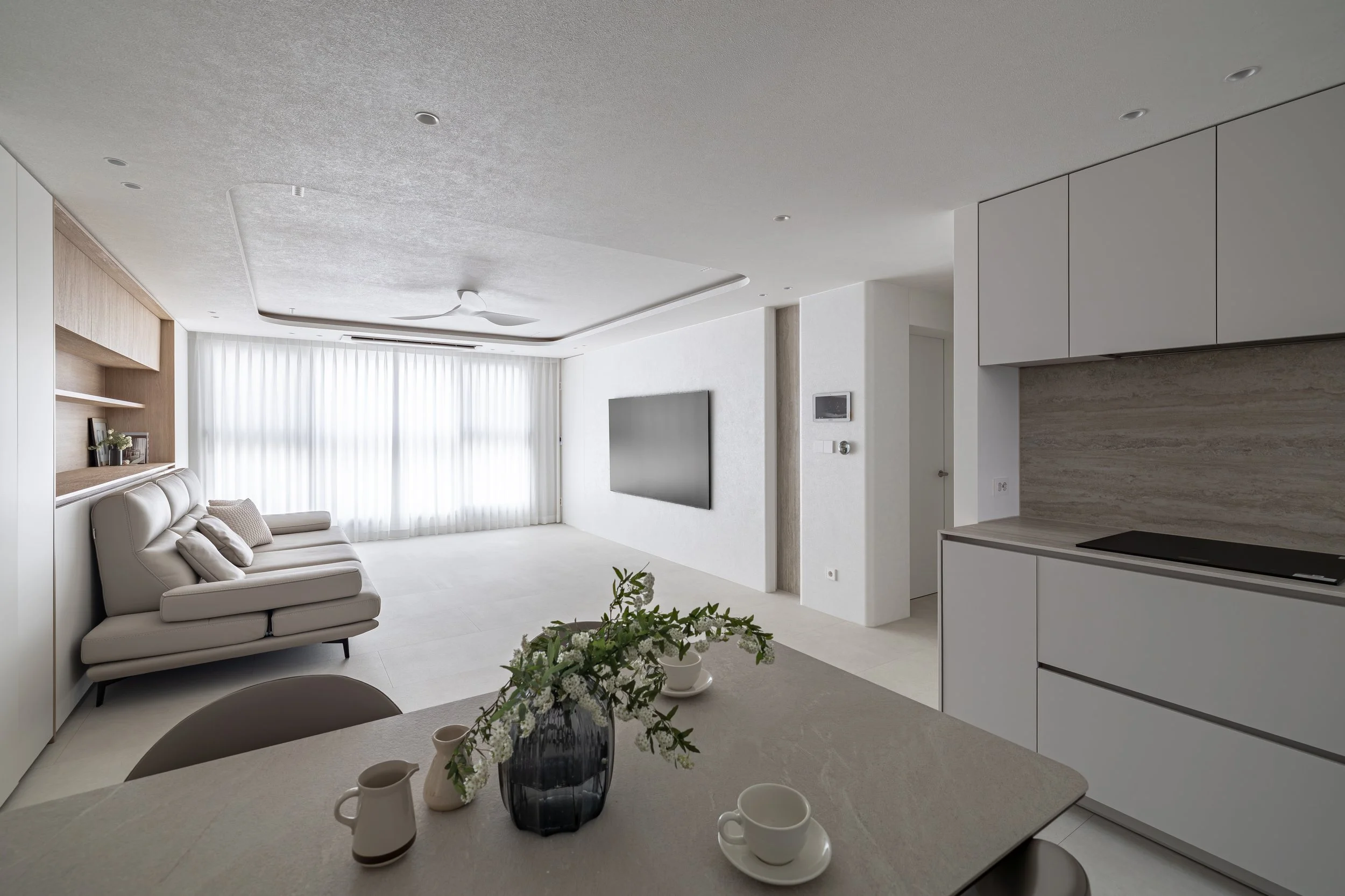 주방에서 거실을 바라봄2.jpg