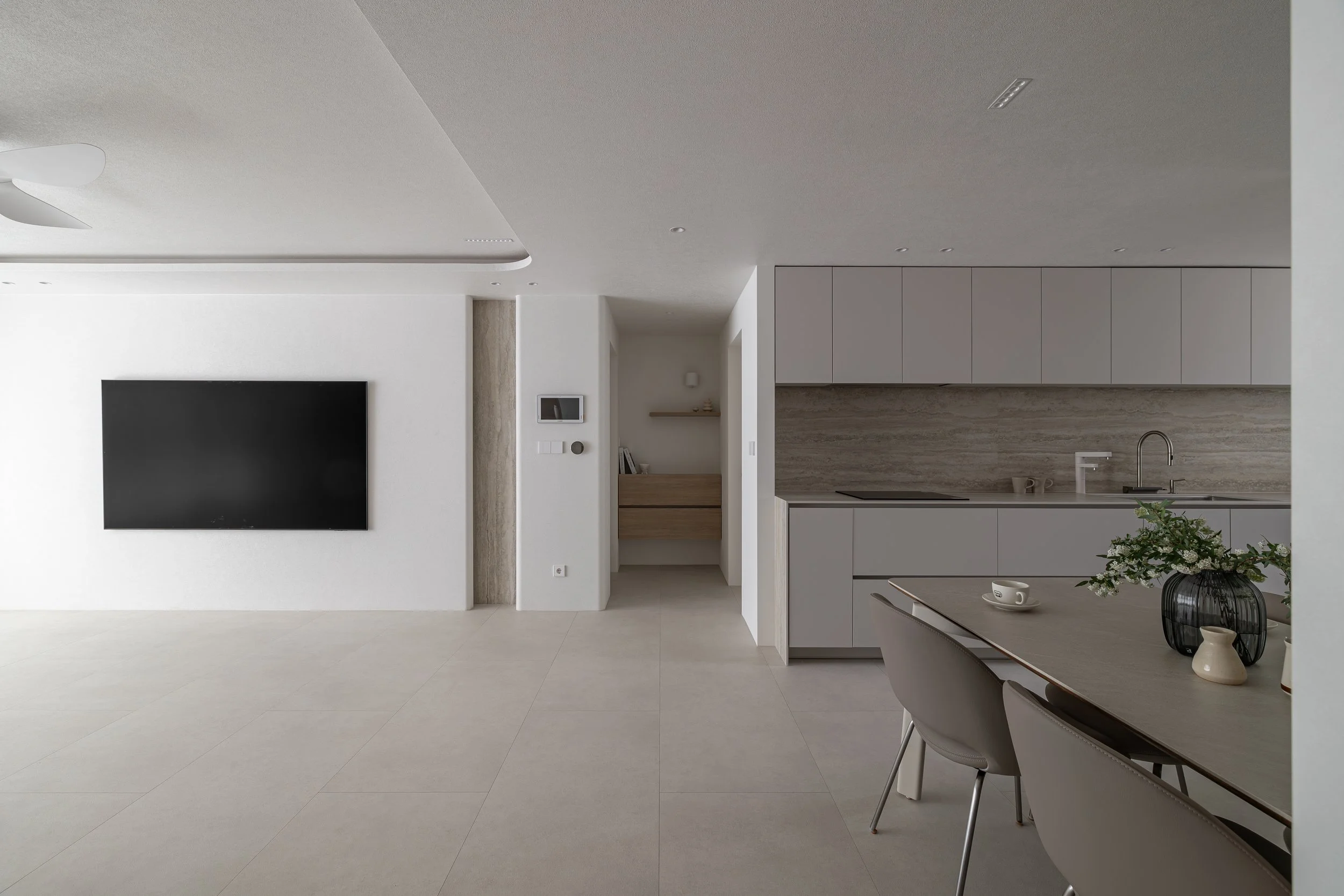 거실21_복도에서 장식장을 바라봄.jpg