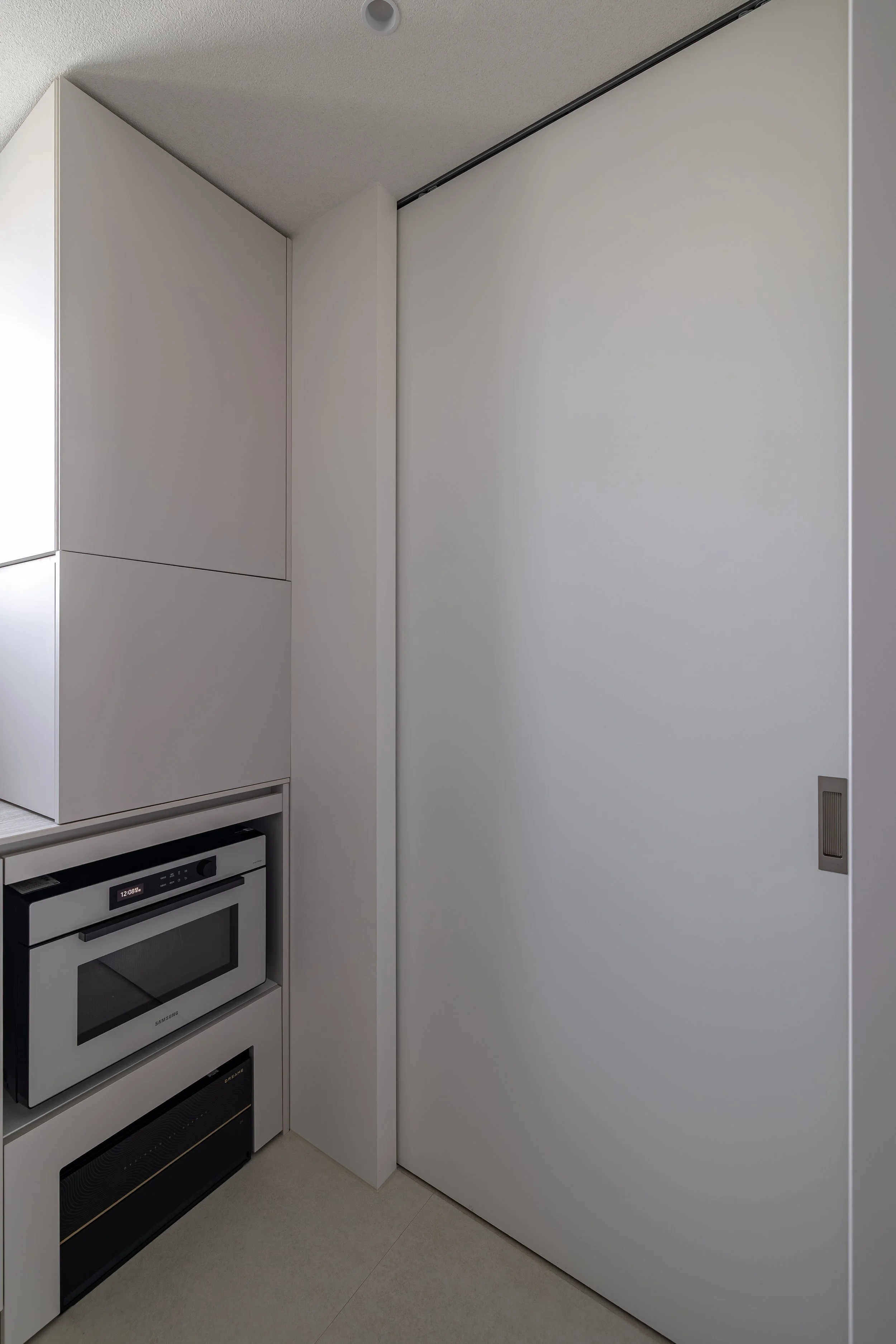 주방10_키큰장, 슬라이딩도어.jpg