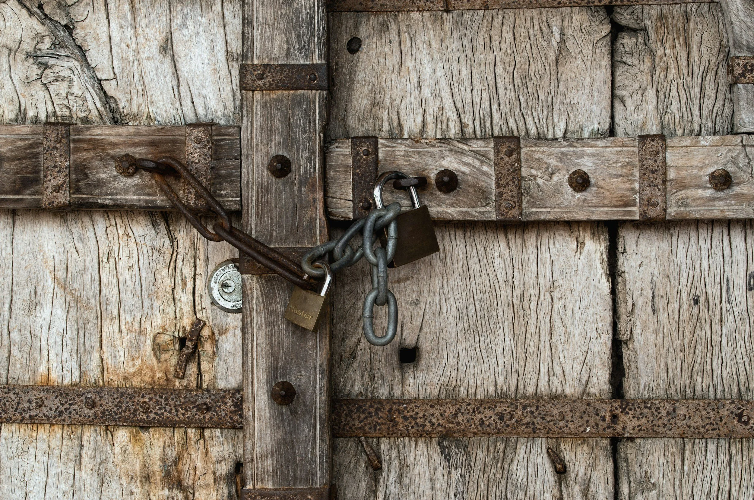 Closed gate in a community scheme (apartment block / shared block or gated community)