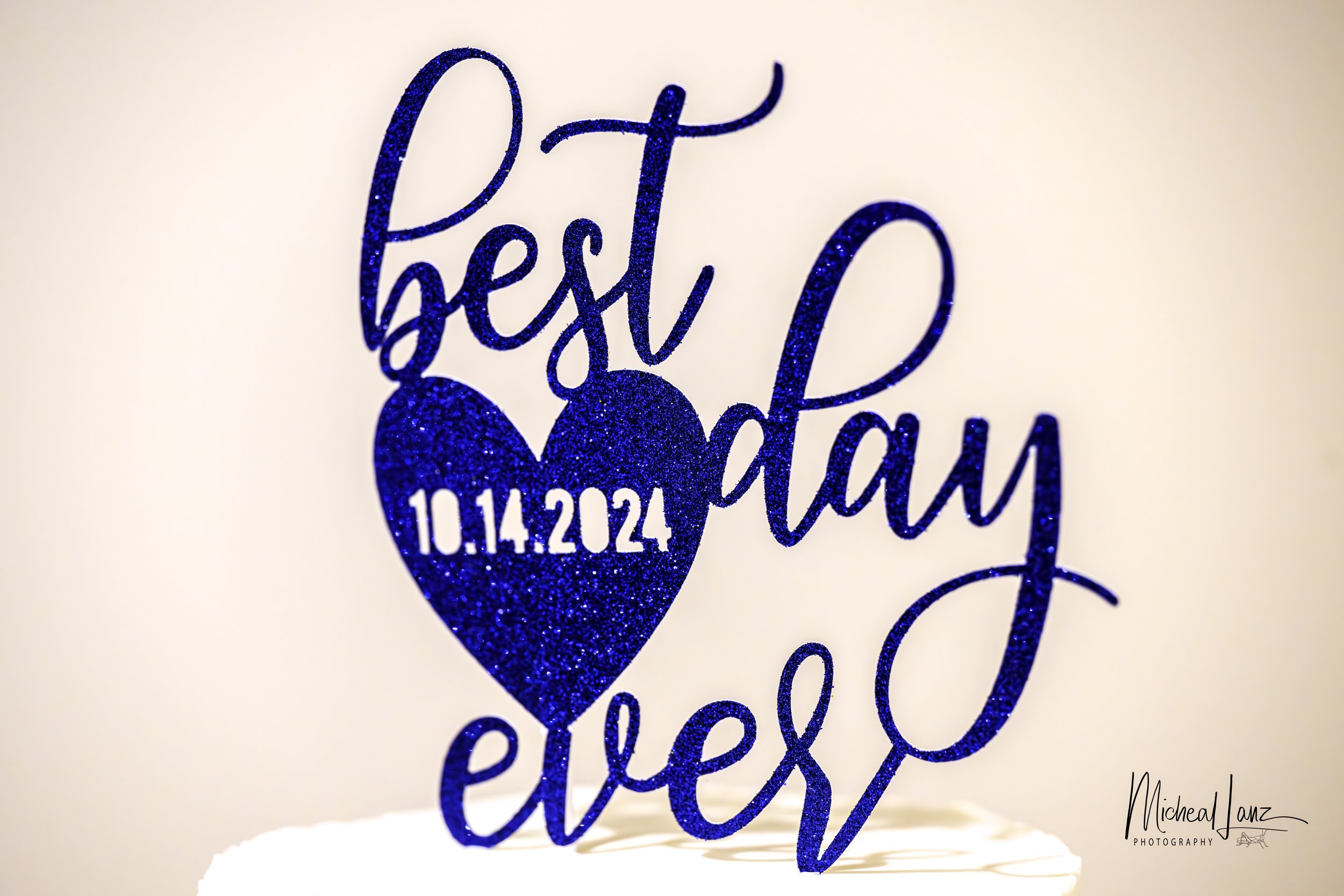 Blue glittery sign with the words "Best Dad Ever" and the date "10.14.2024" underneath. The sign is shaped like a heart.