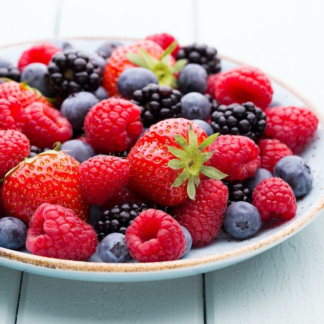 Berries 🍓🫐pack a powerful punch of health benefits making the list for one of our favorite foods. They are jam packed with vitamins, minerals, antioxidants, and phytonutrients. They contain a good amount of fiber and are among the lower glycemic fr