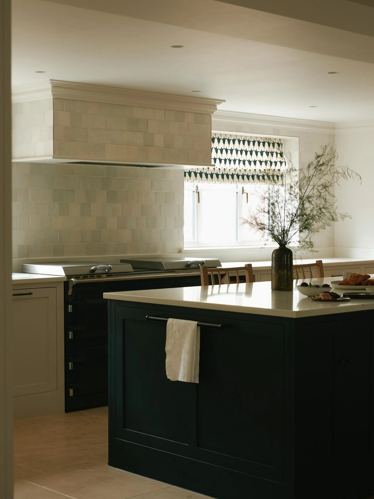 Our Monmouthshire kitchen ~ featuring a  full Zellige tile wall and @mollymahonblockprinting Tulip hand blocked blinds. Kitchen by @dovetailbespokeinteriors 
I&rsquo;m pretty sure our client is not an @everhot_cookers convert. To be fair, it&rsquo;s 