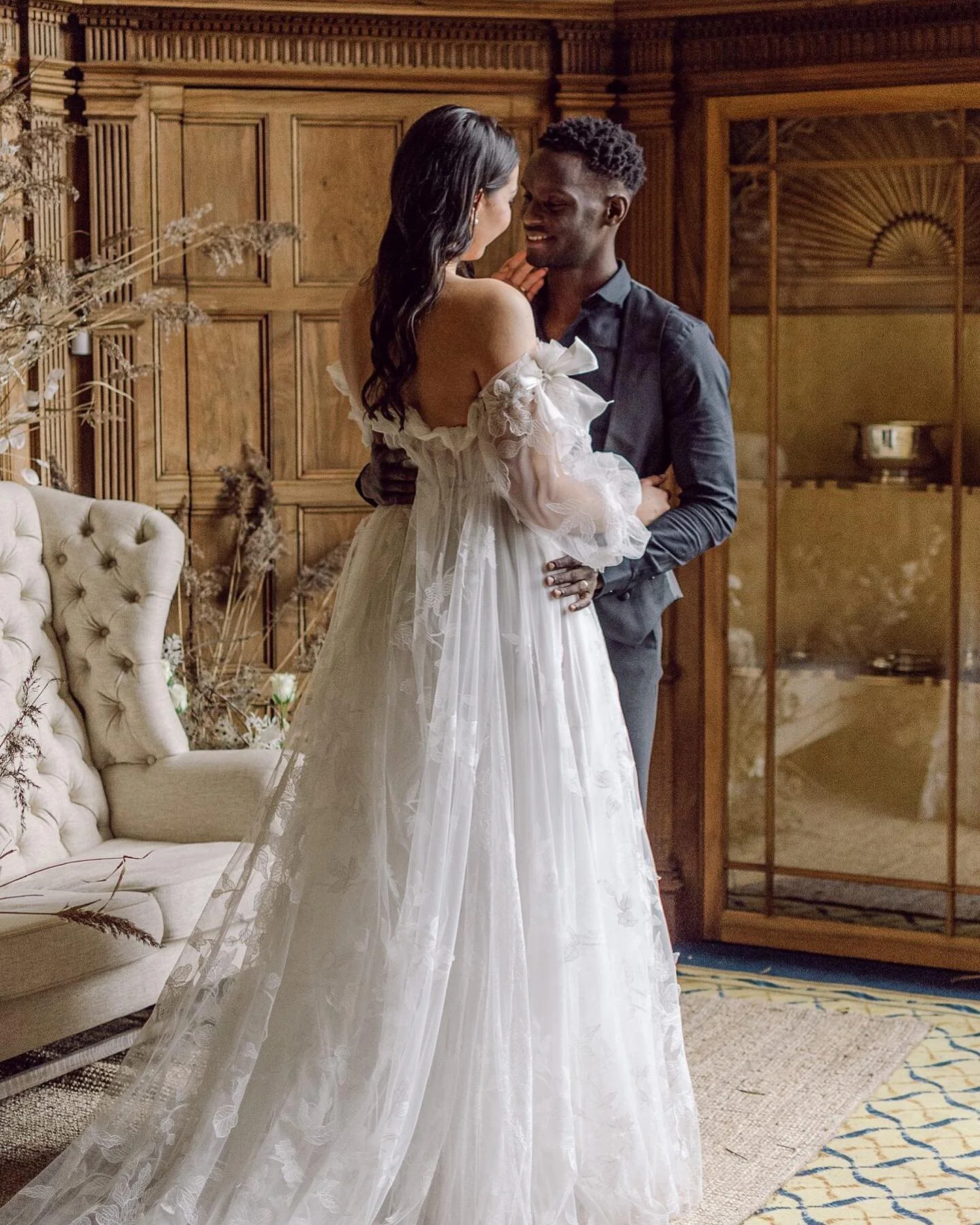 Has it snowed where you are? Fluffy snow is a rare sight in England! Thinking of all the beautiful winter weddings that could have been, but there is always next year 🤍

Featured in @lovemydress

Photography @jessicapiazzaphotography 
Workshop @work