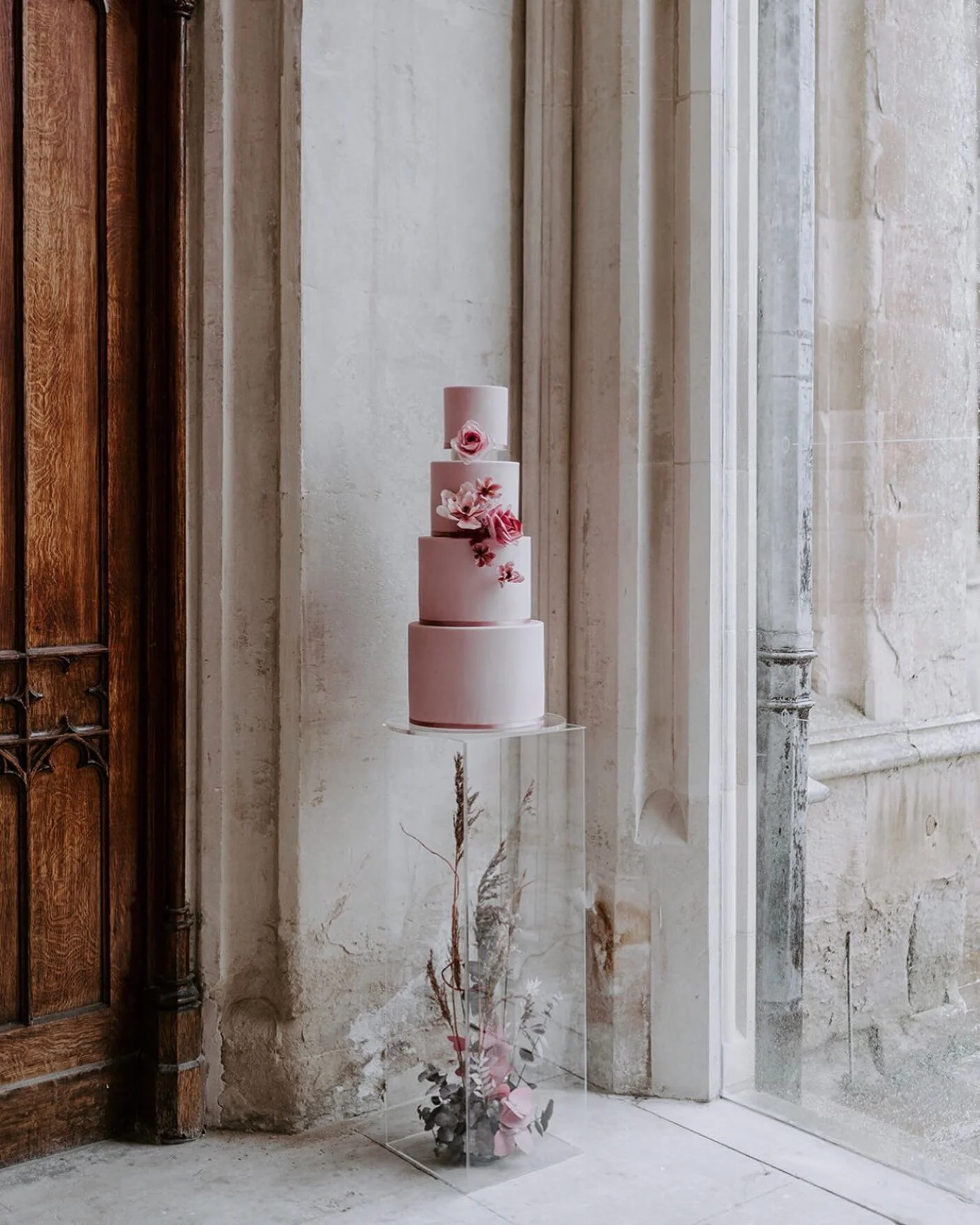 It&rsquo;s been a tricky 12 months and while 2021 is filled with hope we know it will be a lot of hard work... but we are here for it 🤍

Photography @chloeelyphotography
Stylist &amp; Host @rebeccamarieweddings
Host @the_unbridled__
Venue @ashridgeh