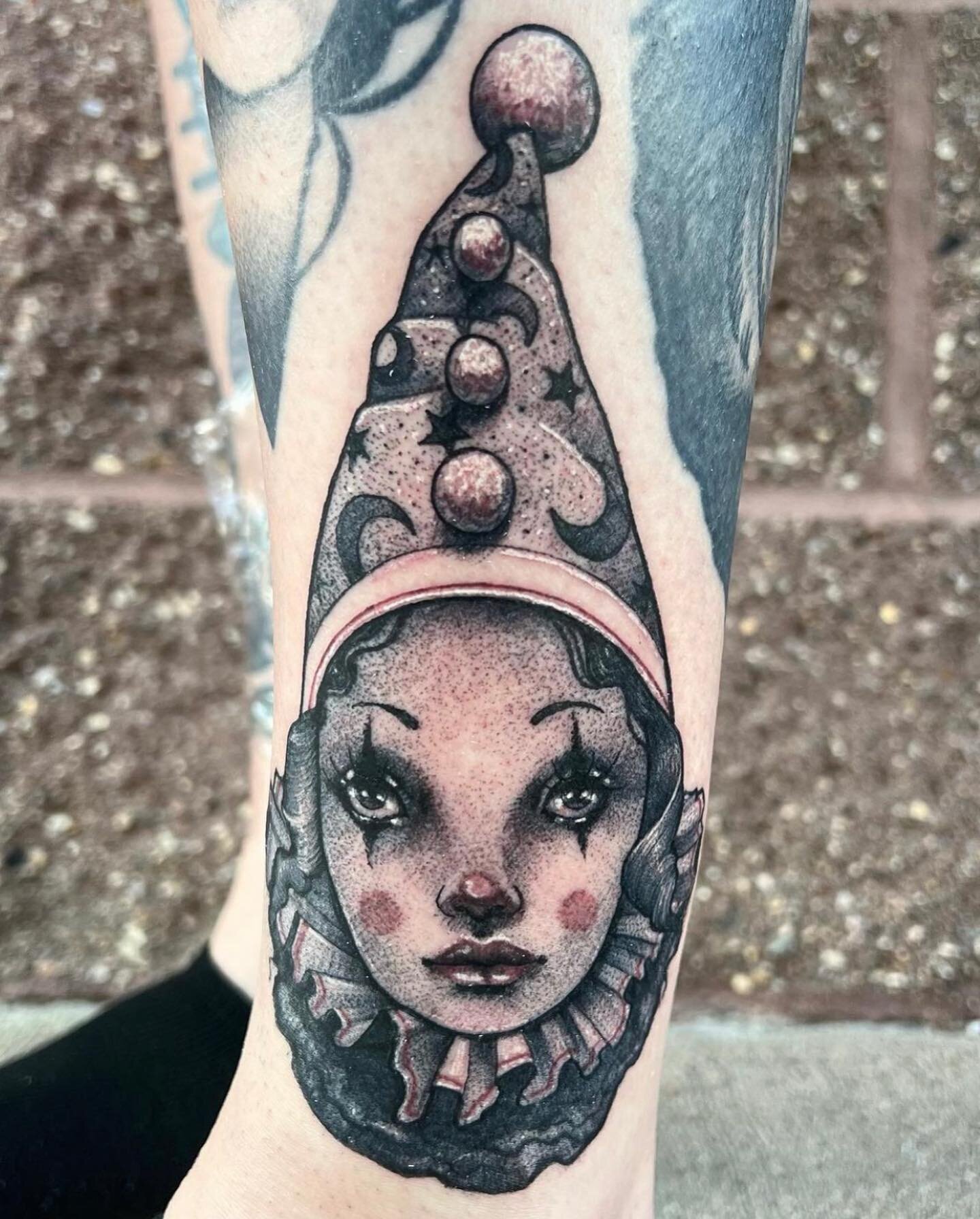 Check out this cool clown face done by @lucyannetattoos
.
.
.
.
.
@sharktooth_tattoo 
@industryinks 
@hivecaps 
@recoveryaftercare 
@hustlebutterdeluxe 
.
.
.
.
.
#clown #clowns #clownmakeup #clowngirl #clowntattoo #tattoo #tattoos #blackworktattoo #