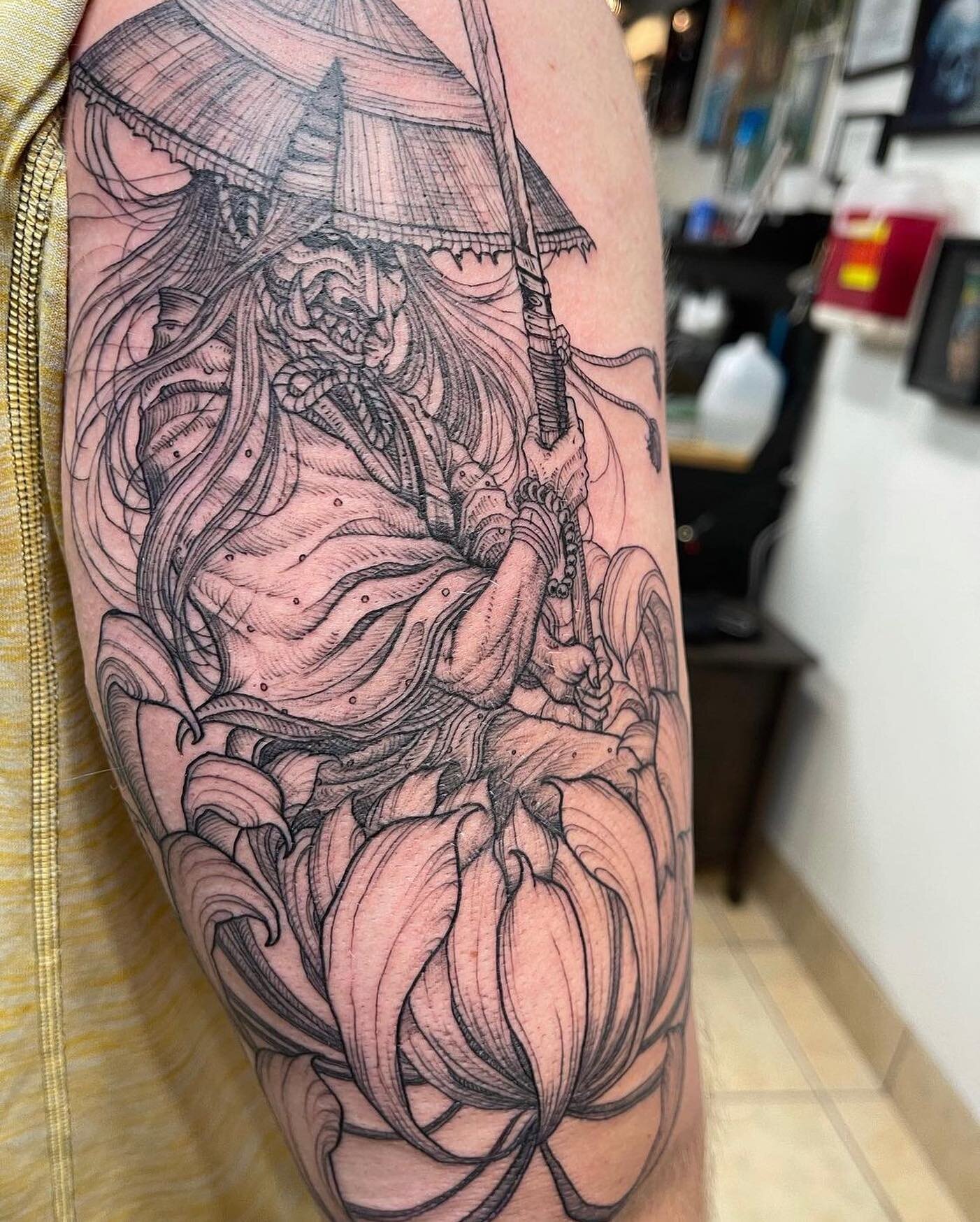 Check out these amazing details by @automaticaaron 
.
.
.
#lineworktattoo #lineart #linework #details #blackwork #blackworktattoo #japanesetattoo #samuraitattoo #samurai #tattoo #tattoos #art #artistsoninstagram #artofinstagram #mn #mntattooartist #m