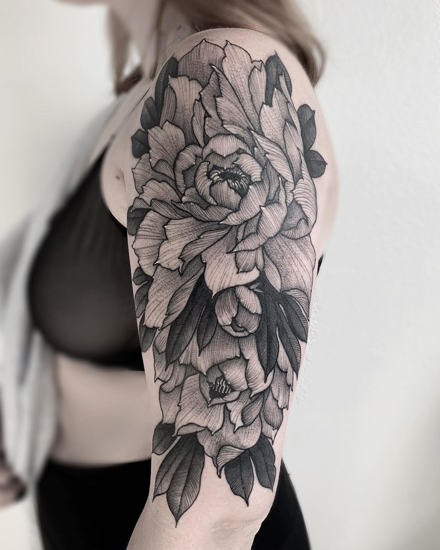 Happy October 🍂🎃 amazing peonies by @lucyannetattoos 
(Day 2 after taking off @electrumsupply dermor bandage)

&bull;
&bull;
&bull; 

@lucyannetattoos 
@industryinks 
@hivecaps 
@electrumsupply 
@bishoprotary 

&bull;
&bull;
&bull;

#tattoo #tattoo