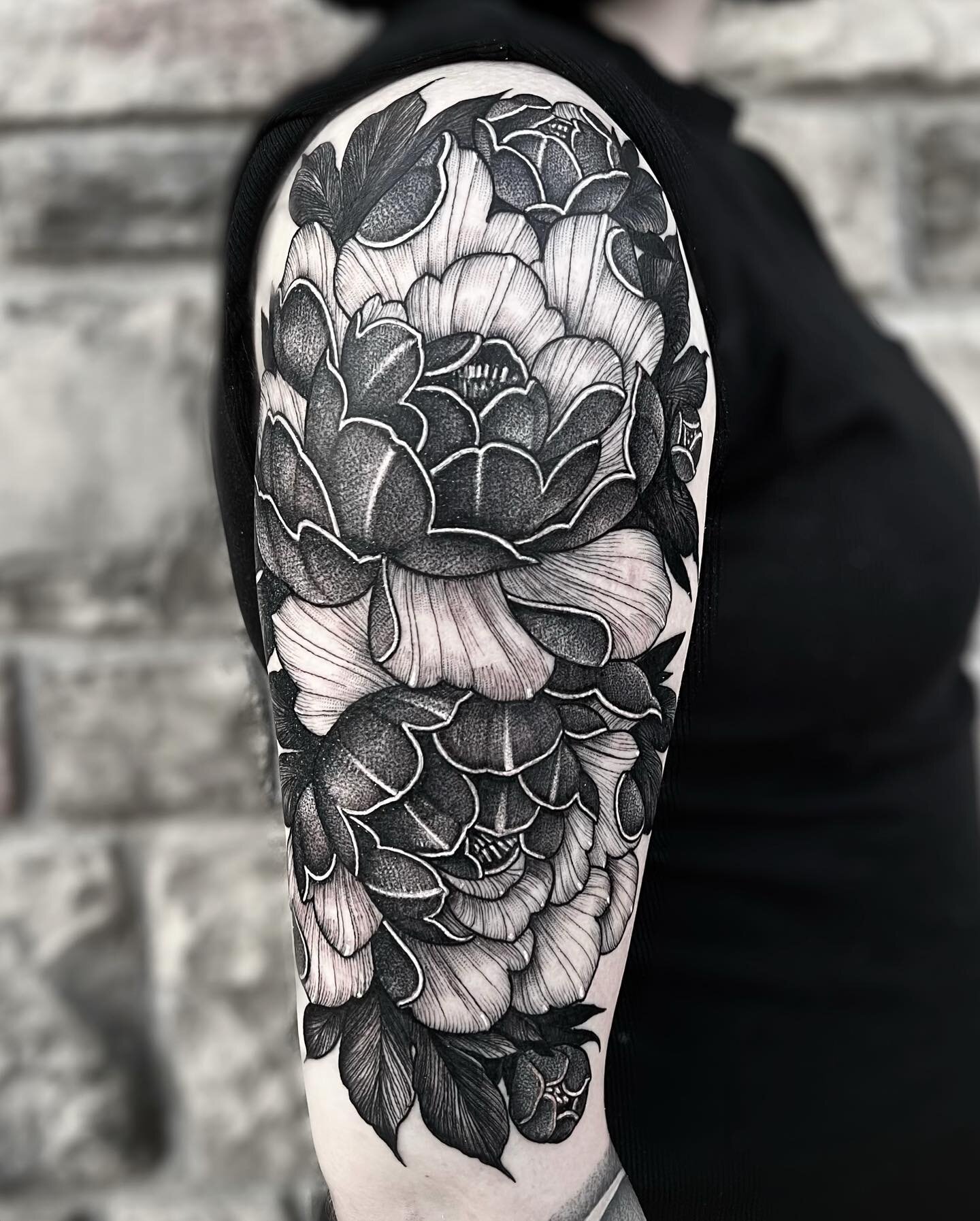 Always trying to play catch-up with posting photos. Here&rsquo;s some flowers from a few weeks ago! 🖤
✖️ Done at @sharktooth_tattoo ✖️
.
.
.
.
@industryinks
@hivecaps 
@empireinks 
@goodguysupply 
.
.
.
.
.
.
.
.
.
.
.
.
.
.
#tattoo #tattoos #tattoo