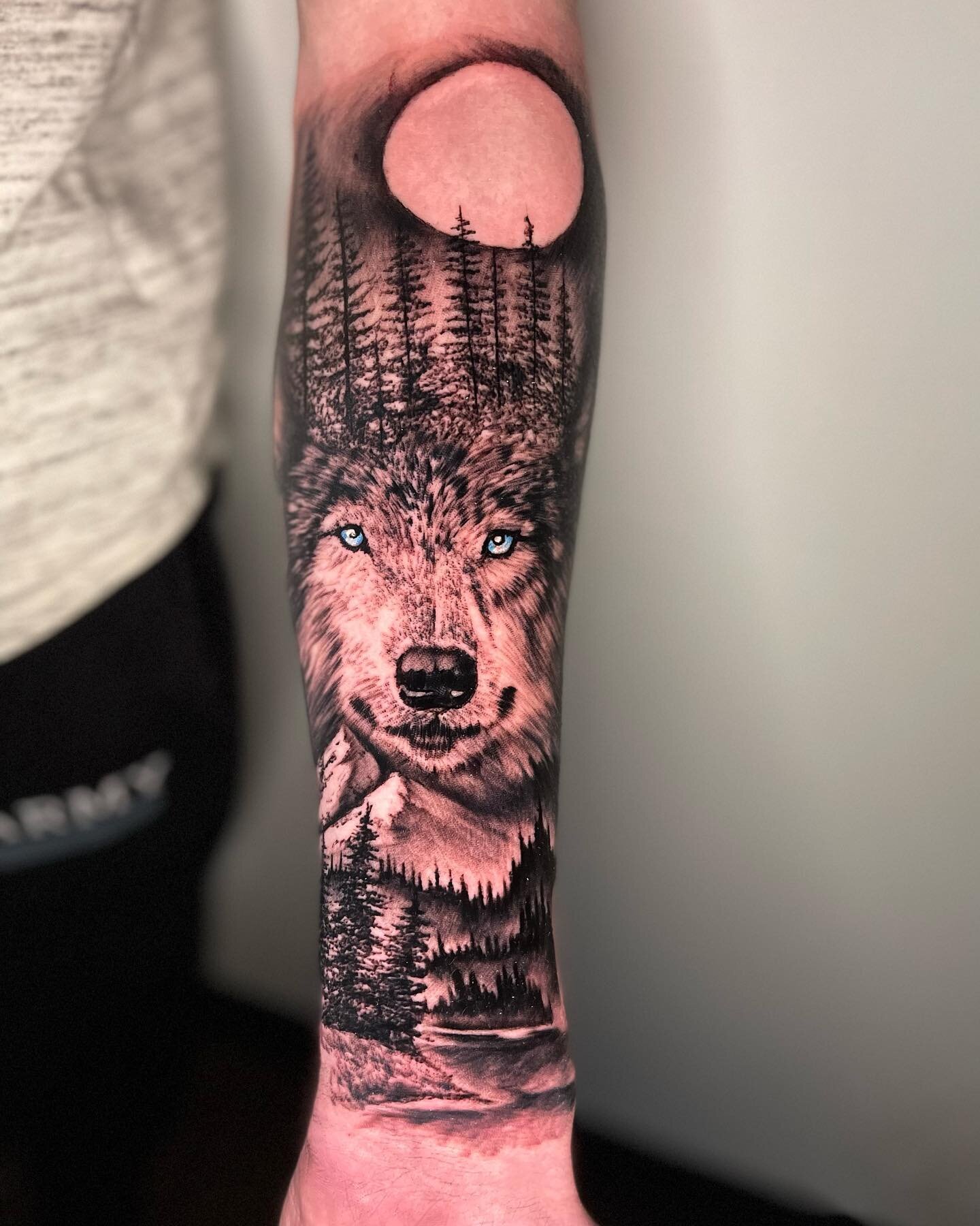First official piece at the new shop in the books 😁✍️ can&rsquo;t wait to keep rocking out more dope tattoos here with my old and new clients! Hit me up for appointments in the link below 👇✨👇 https://www.sharktoothtattoo.com/tattoorequest  #tattoo