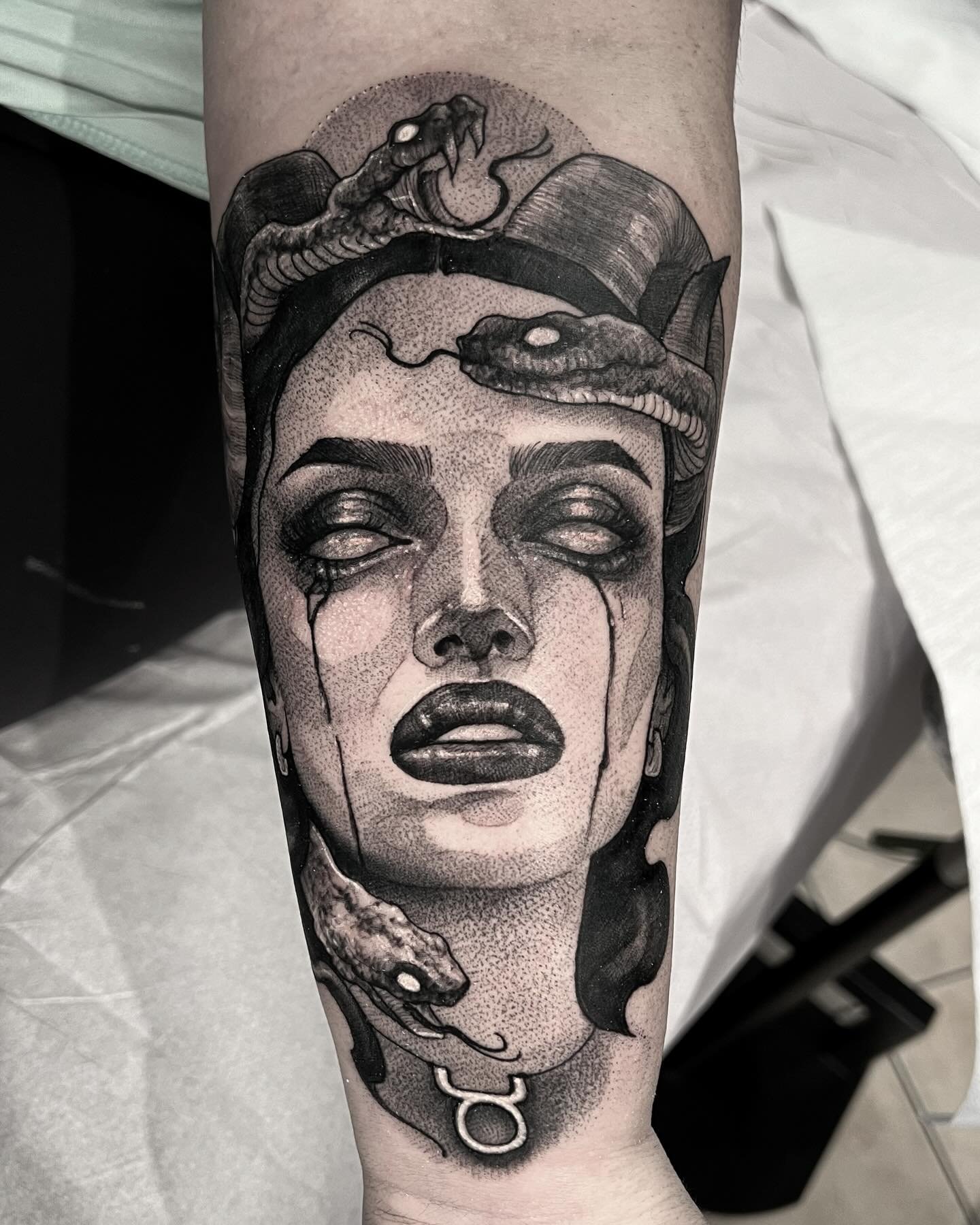 Can&rsquo;t go wrong with a lady face and some snakes! 🖤 
✖️ Done at @sharktooth_tattoo ✖️
.
.
.
.
@goodguysupply
@hivecaps 
@pantheraink