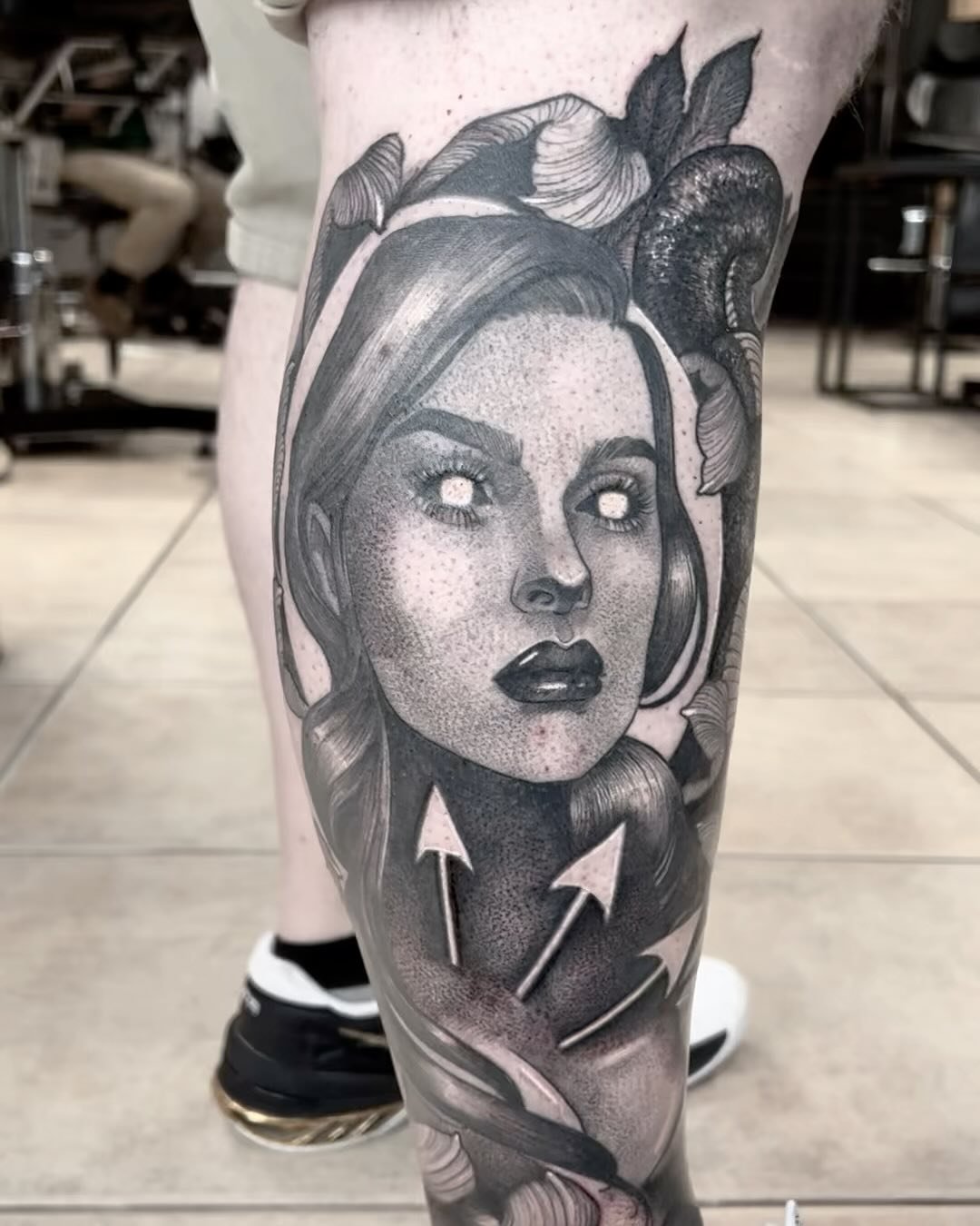 Here&rsquo;s one of my favorite projects from 2022&hellip; yes, a whole year late. 😳
✖️First few photos are half healed, half fresh. Outdoor pictures are fully healed - hair grown back and all! 
✖️ Done at @sharktooth_tattoo ✖️
.
.
.
.
@goodguysuppl
