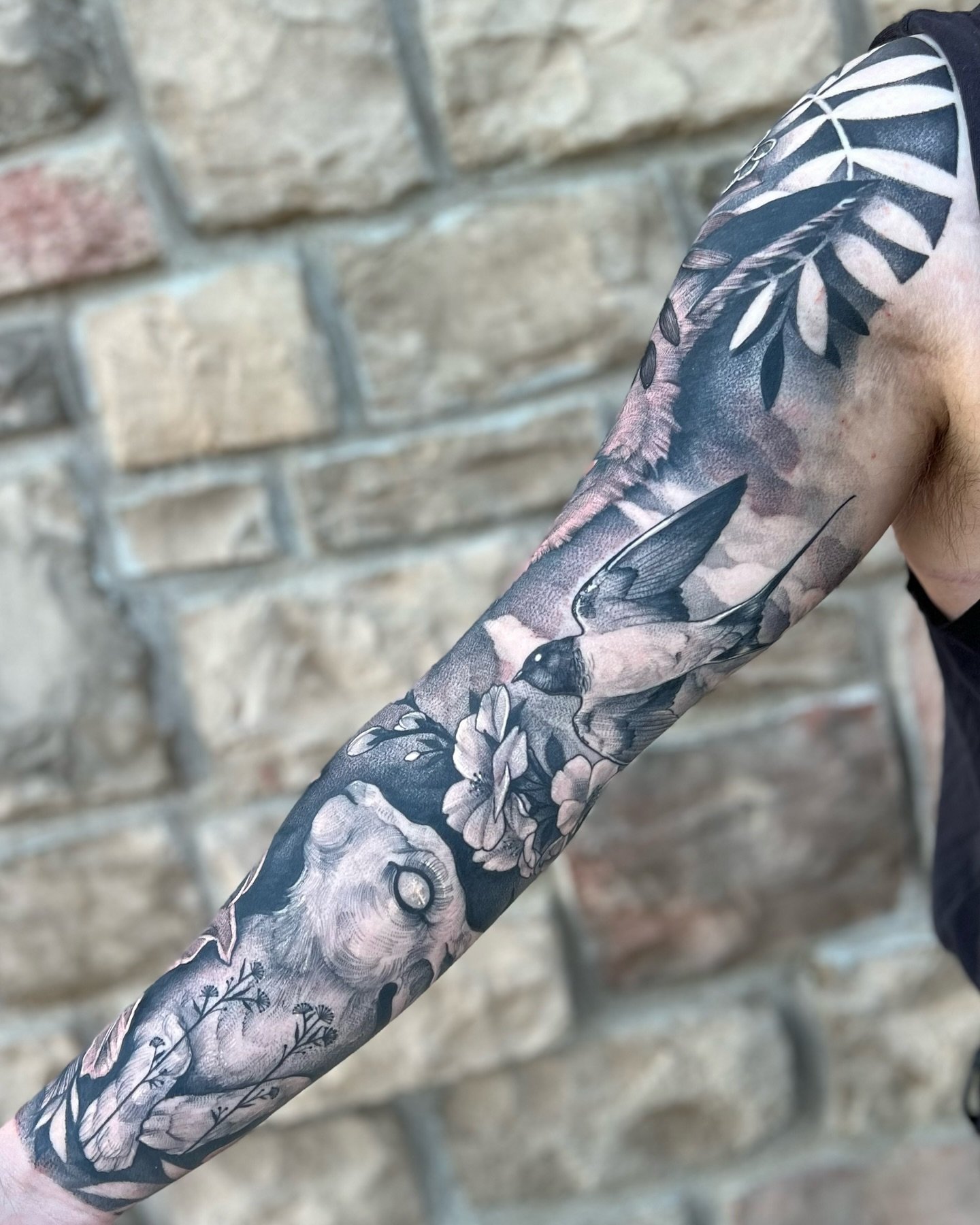 ✨HEALED✨ inside of arm/shoulder, with a few small fresh areas to blend in the background. Will be posting the healed outer arm soon! 🖤
✖️ Done at @sharktooth_tattoo ✖️
❗️BOOKING for @twincitiestattoofestival ❗️
.
.
.
@goodguysupply
@hivecaps 
.
.
.
