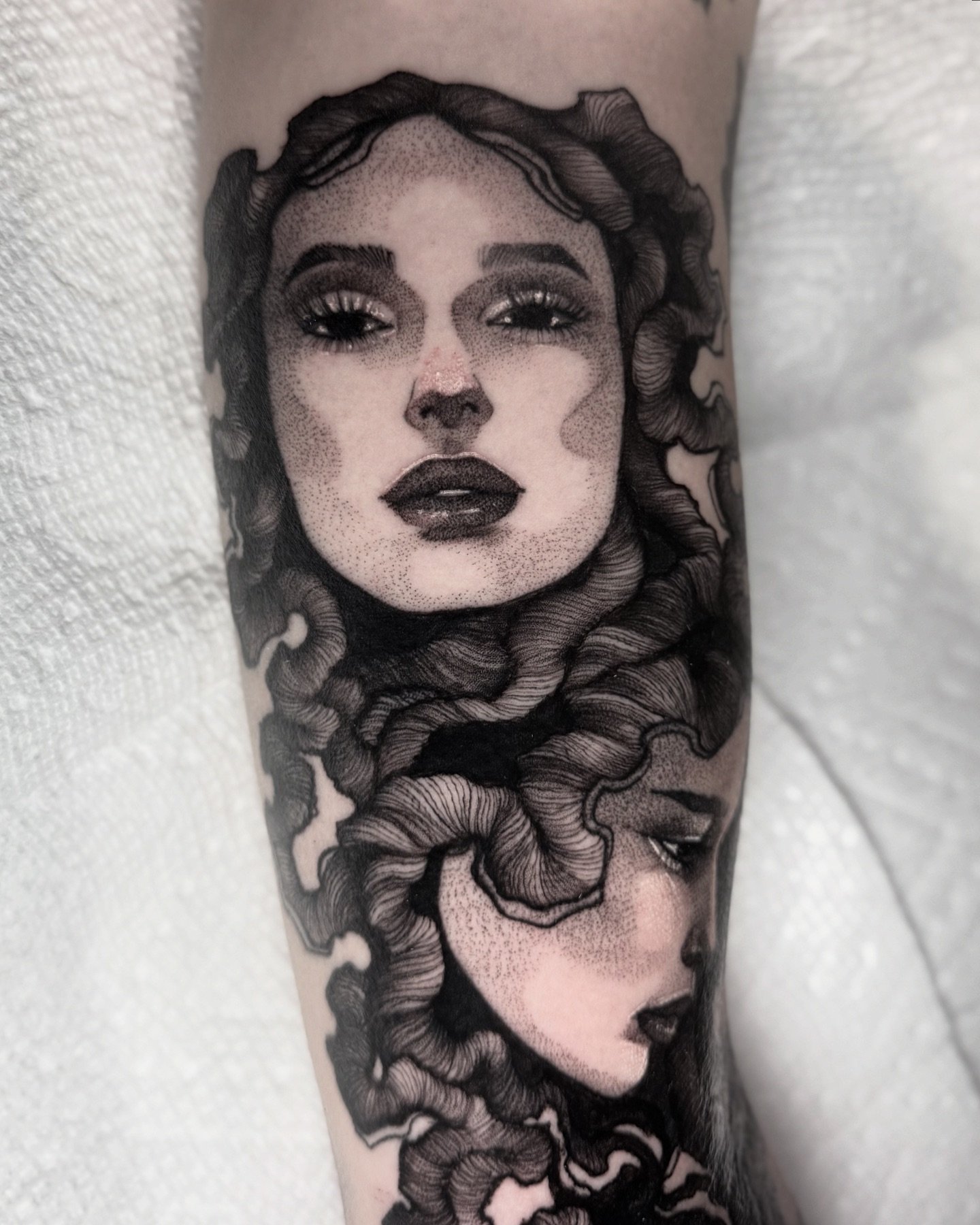 ✨ Part healed, part fresh ✨Lady faces in all the angles ❤️&zwj;🔥
✖️ Done at @sharktooth_tattoo ✖️
.
.
.
.
@goodguysupply
@hivecaps 
@pantheraink 
@recoveryaftercare 
.
.
.
.
.
.
.
.
.
.
.
.
.
#tattoo #tattoos #mntattooers #mntattooartist #blackworke