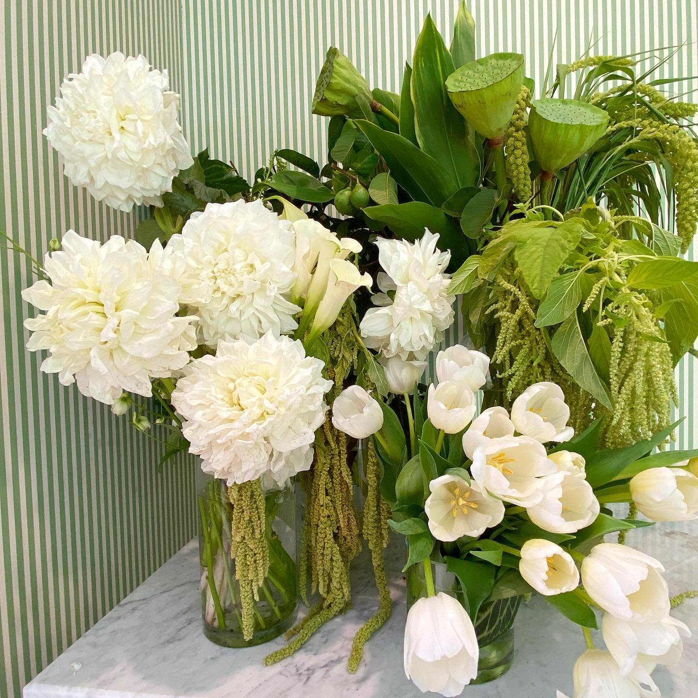 Bar florals are my favourite arrangements to create. Such a great way to make a statement in a space 🧚🧚🧚

#sydneyweddingflorist #sydneyweddingflowers #sydneyweddingflorists #sydneyweddingflorals
#weddingflowerssydney #flowerssydney #weddinginsydne