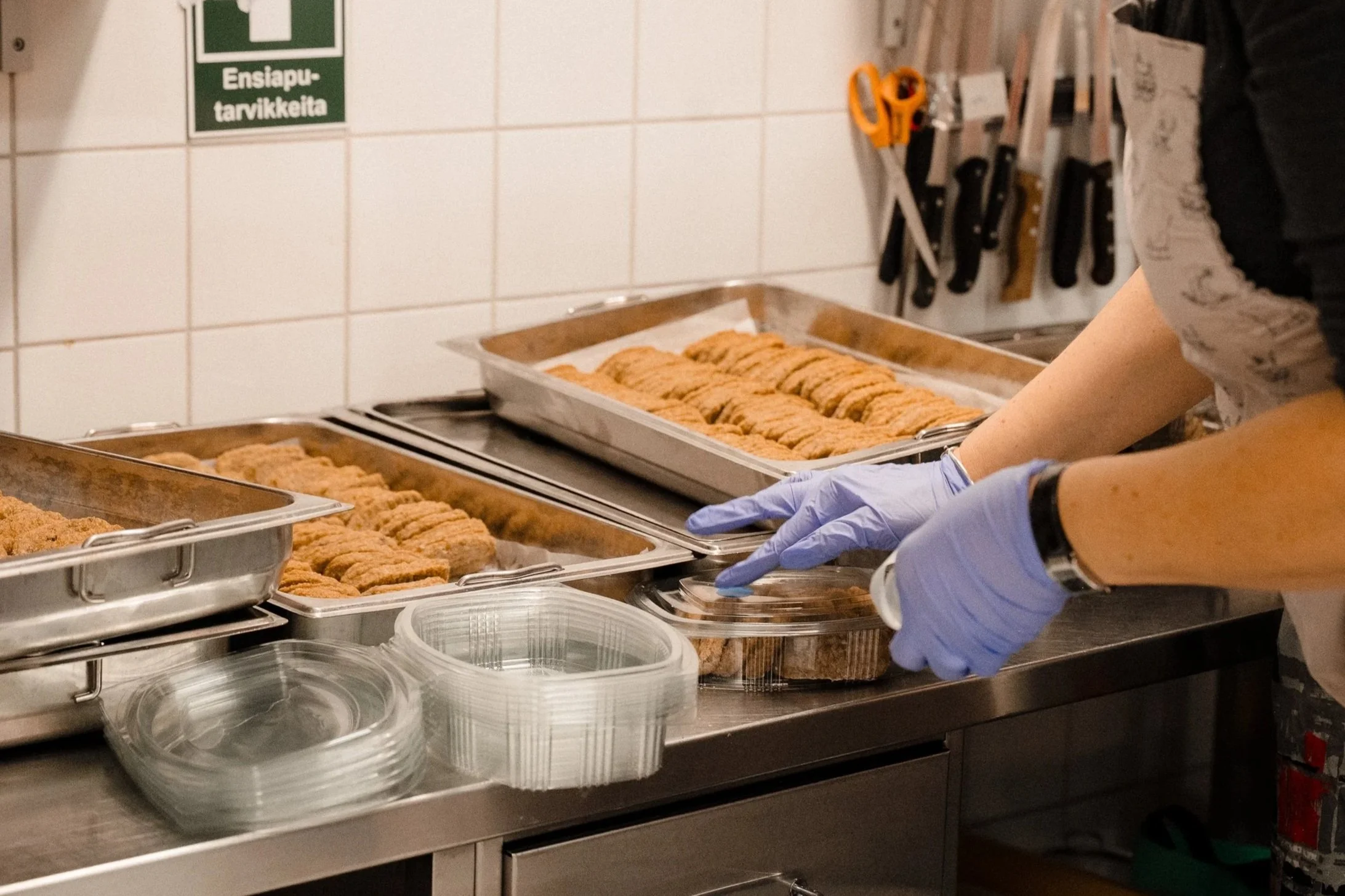 Kouluruokahävikistä avuksi: 20 500 kiloa linjastoruokaa jaettu eteenpäin Espoossa