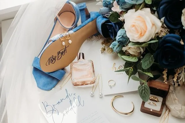 Too many beautiful shots to choose from @brandiokeefe 🥹

Brandi + Cordell 🤍

Photography @kateradaltonphotography 
Decor @bedofrosesdesign 
Venue @thesalthousenl 
Signage &amp; Calligraphy @goldpetaldesign